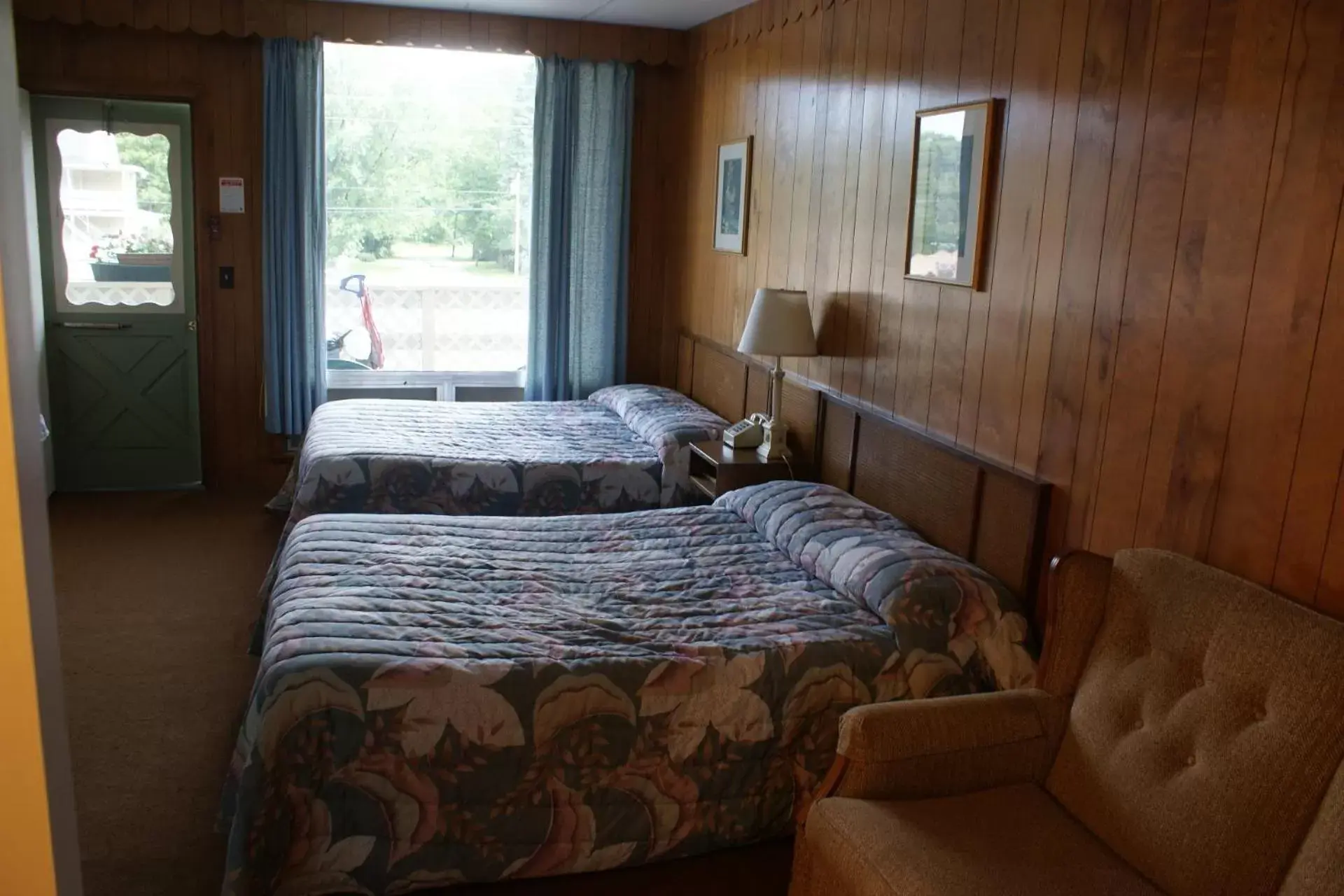 Day, Bed in Northern Peaks Motor Inn