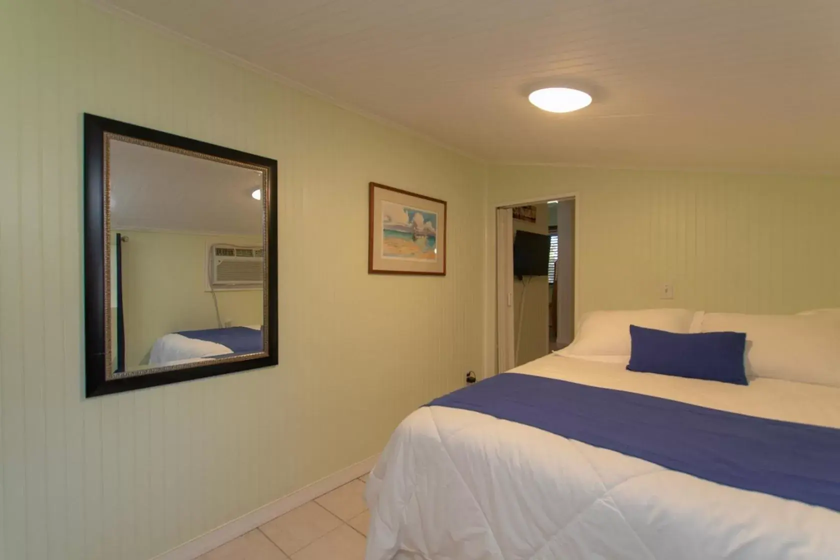 Bed in Sunset Cove Beach Resort