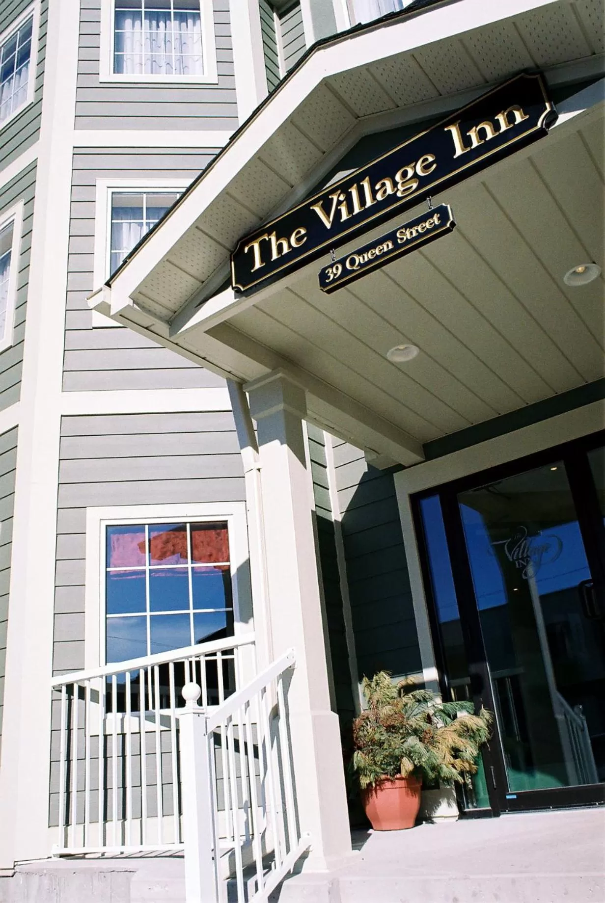 Facade/entrance in The Village Inn of Lakefield