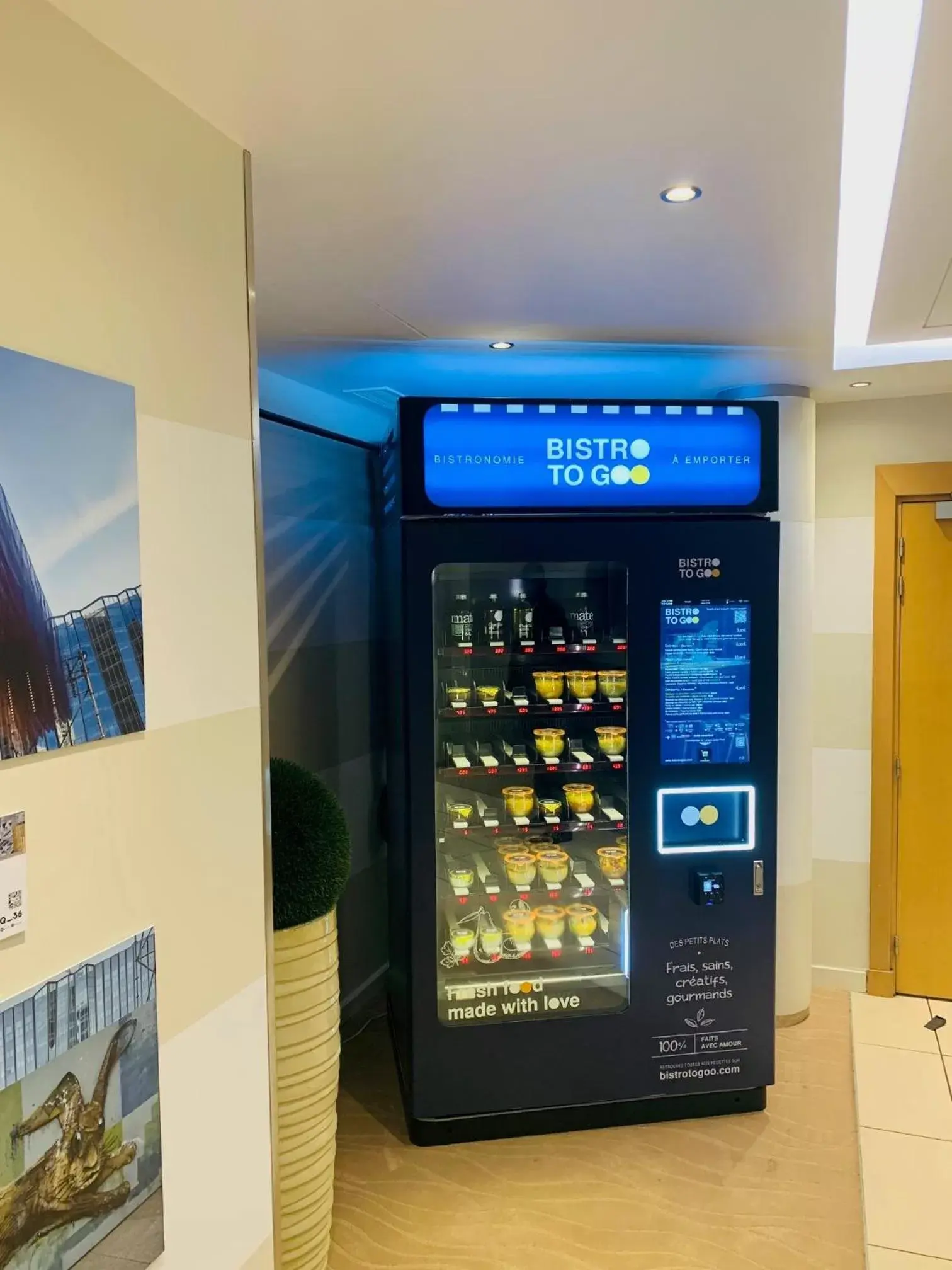 vending machine in Fraser Suites Paris La Défense