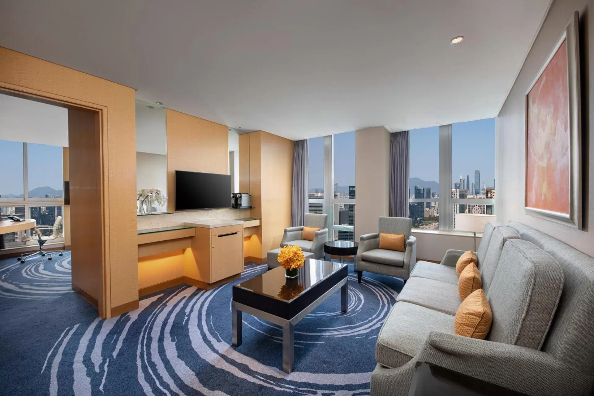 Living room in Crowne Plaza Shenzhen Futian, Near to Shenzhen Convention&Exhibition Centre, Shenzhen Stock Exchange and Shenzhen Civic Center, Outdoor Heated Pool