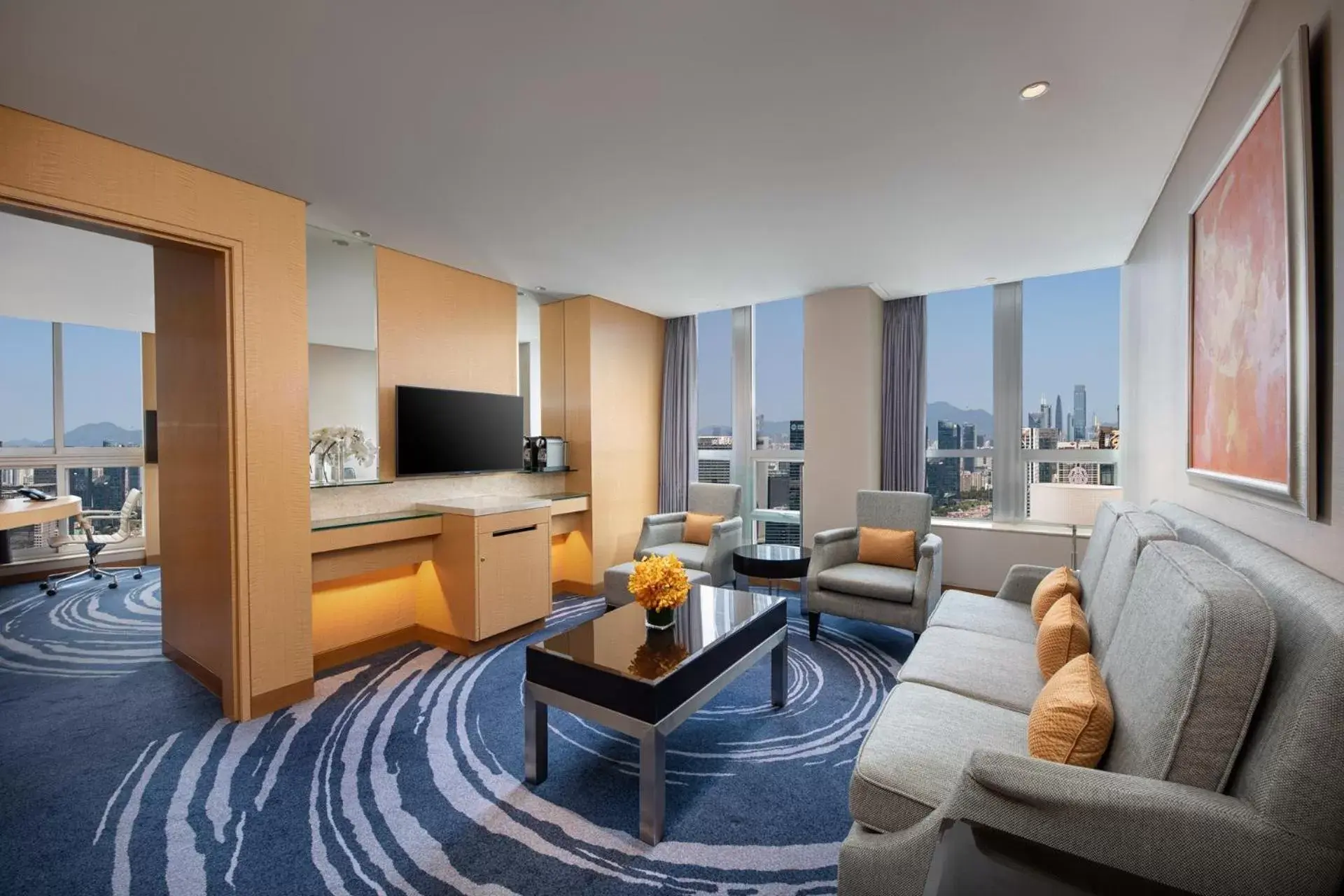 Living room, Seating Area in Crowne Plaza - Shenzhen Futian, an IHG Hotel