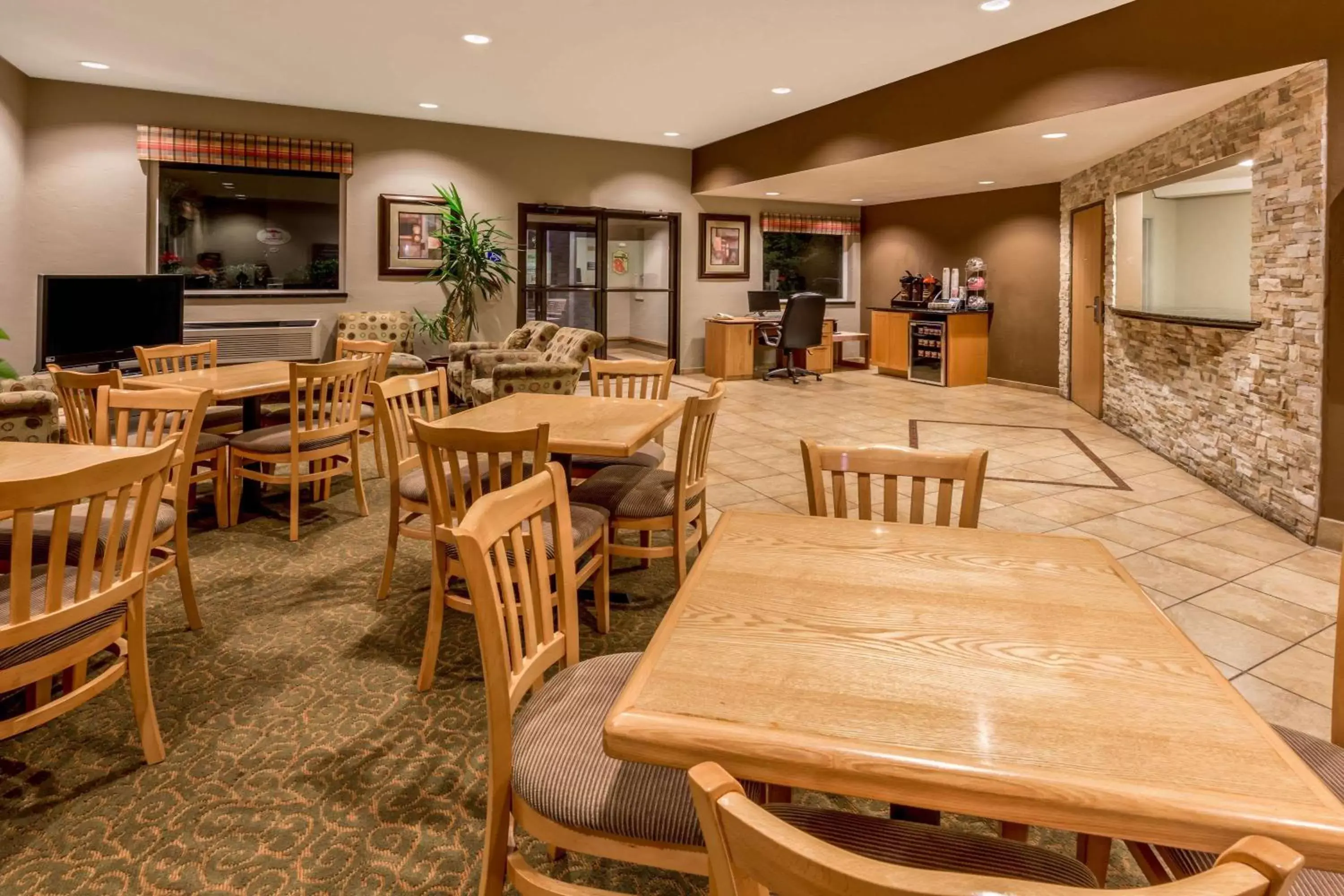 Lobby or reception, Restaurant/Places to Eat in Super 8 by Wyndham Woodburn