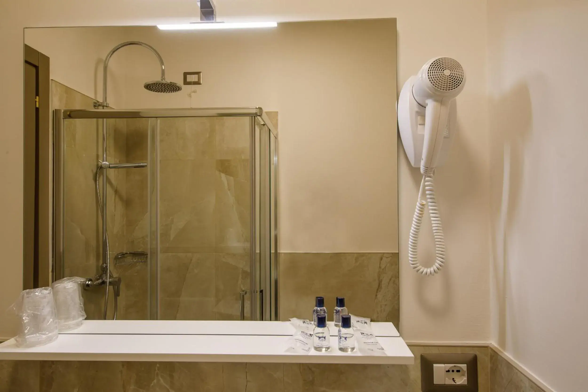 Shower, Bathroom in Hotel Lidò