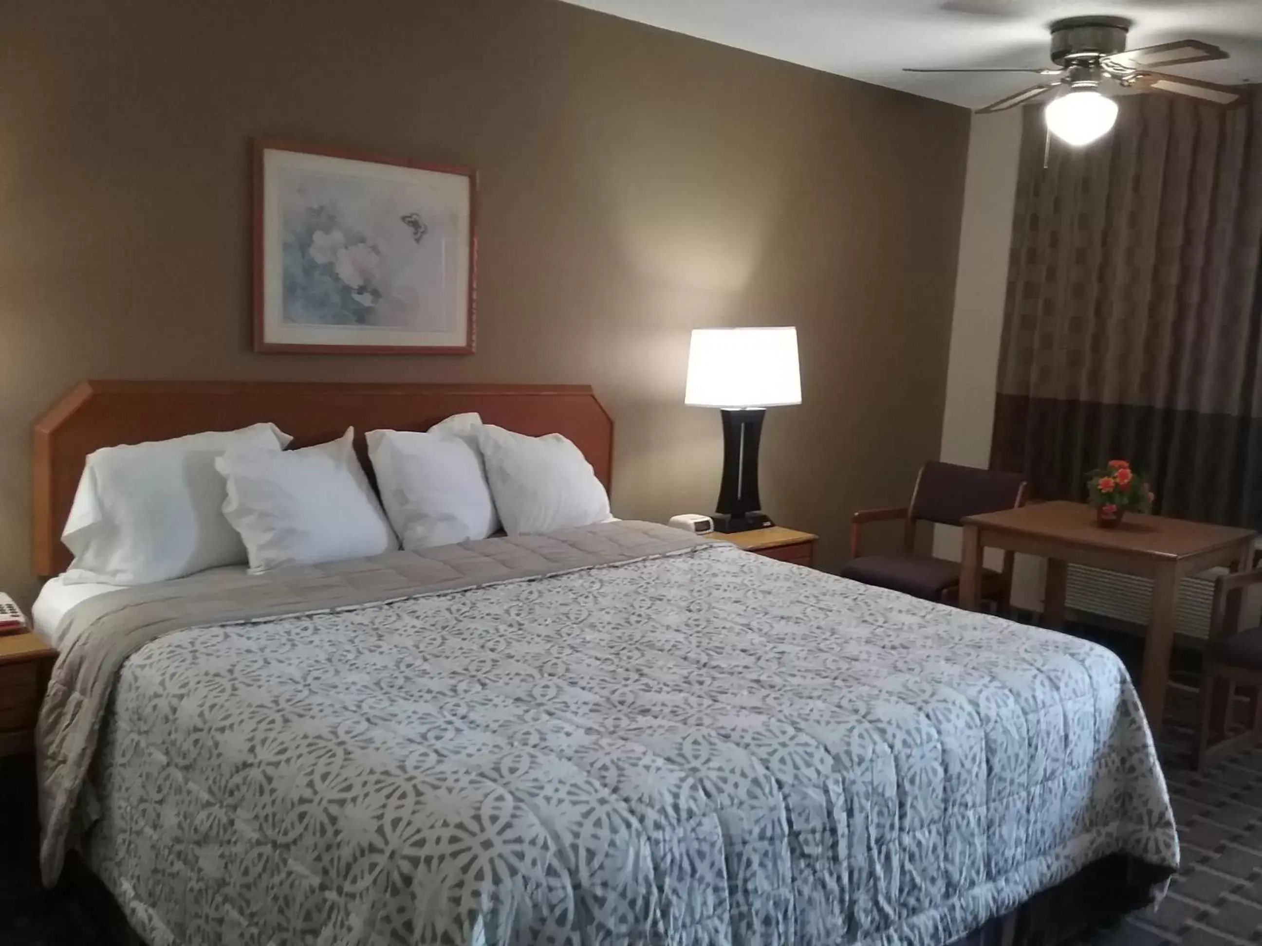 Photo of the whole room, Bed in Americas Best Value Inn Blue Ridge