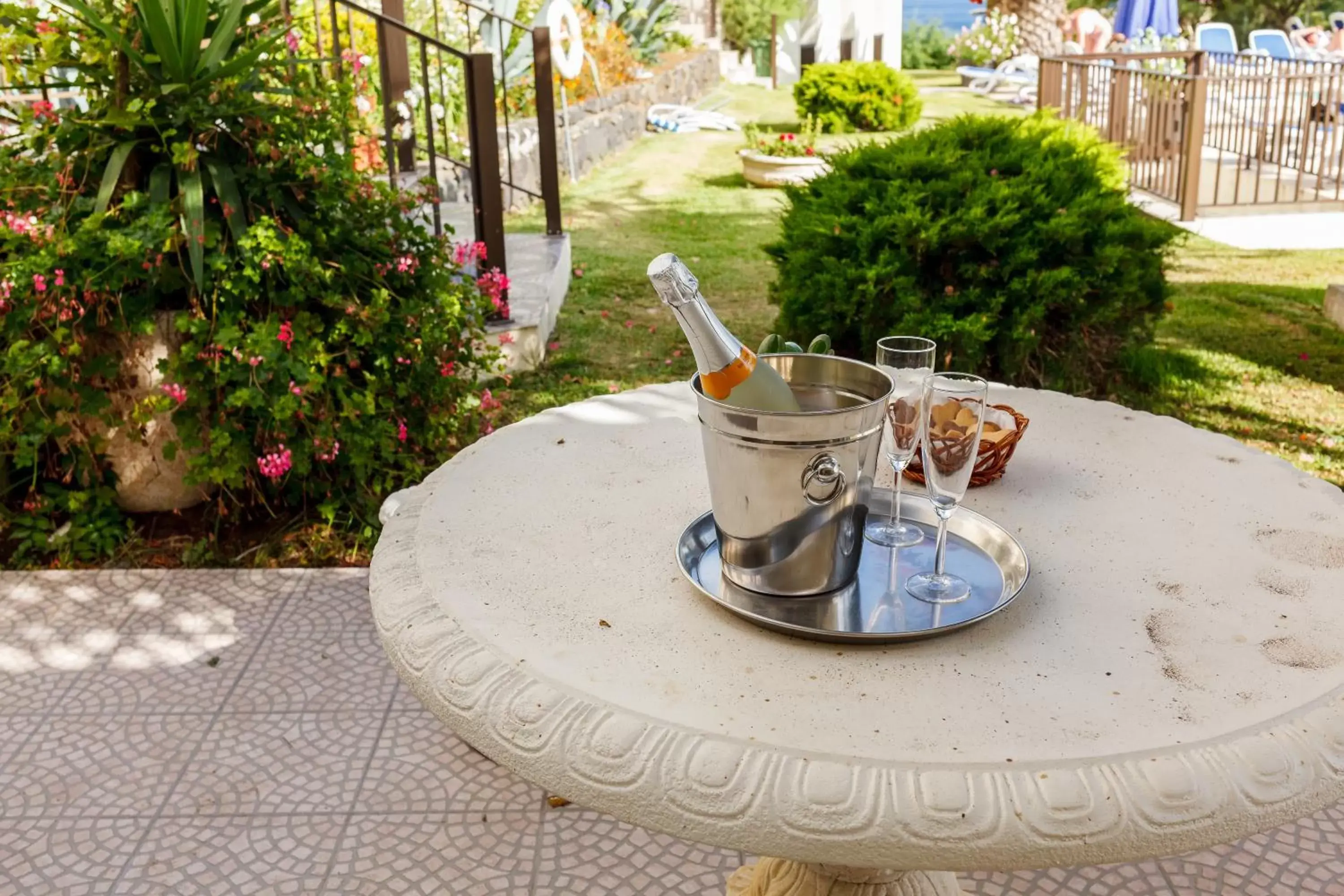 Patio, Drinks in Hotel Sao Jorge Garden