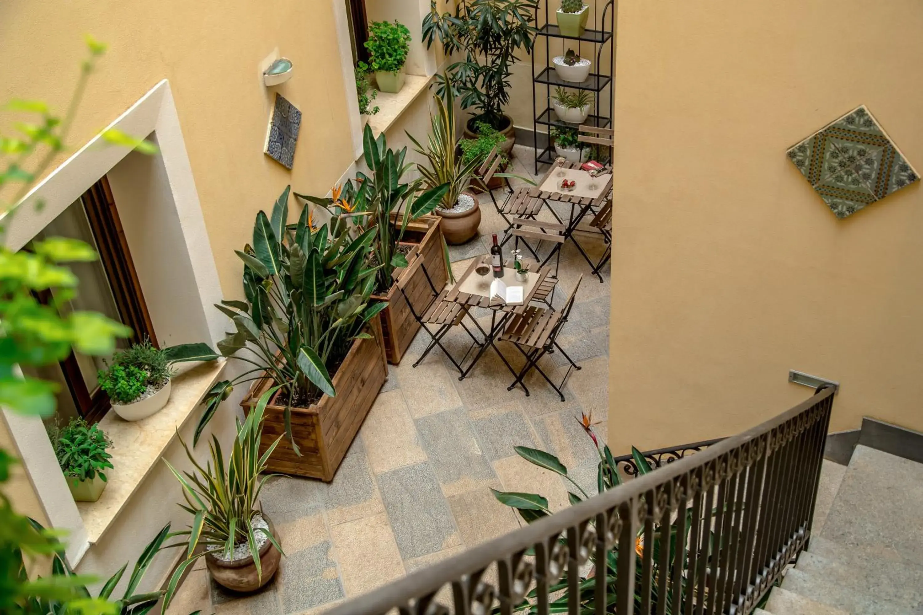 Patio in SAN DOMENICO residence by BADIA NUOVA