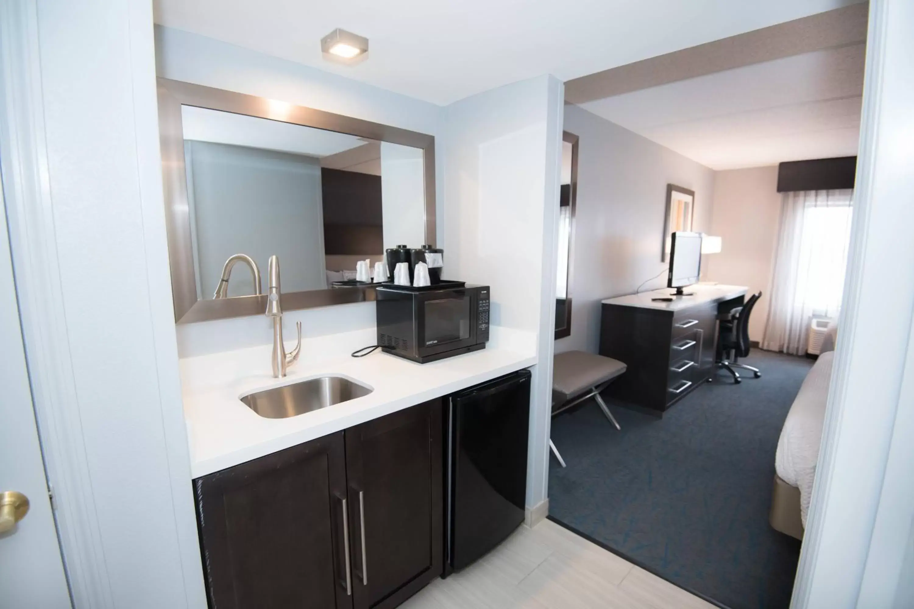 Photo of the whole room, Kitchen/Kitchenette in Fairfield Inn & Suites Atlanta Airport North