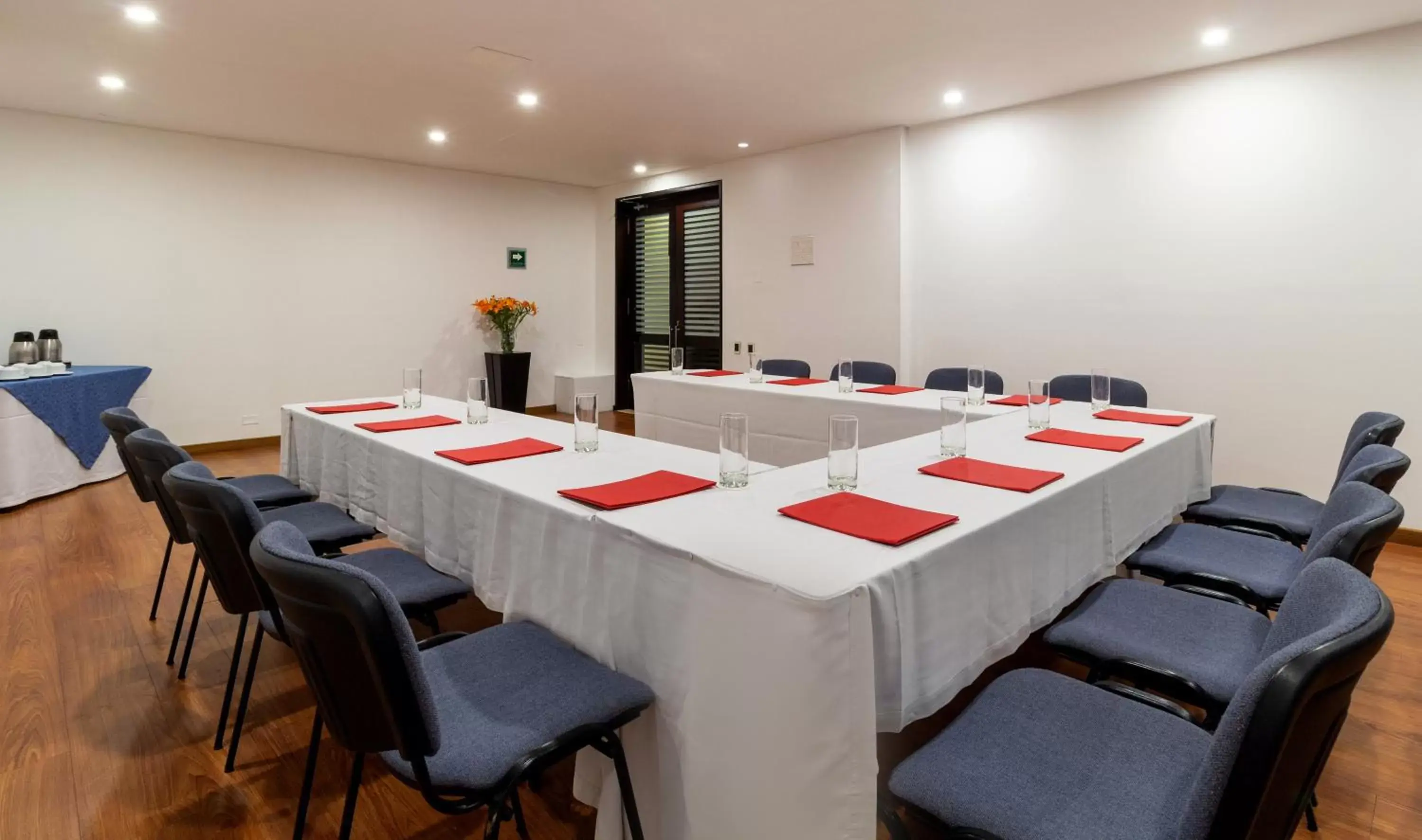 Meeting/conference room in Hotel Madisson Inn Luxury By GEH Suites