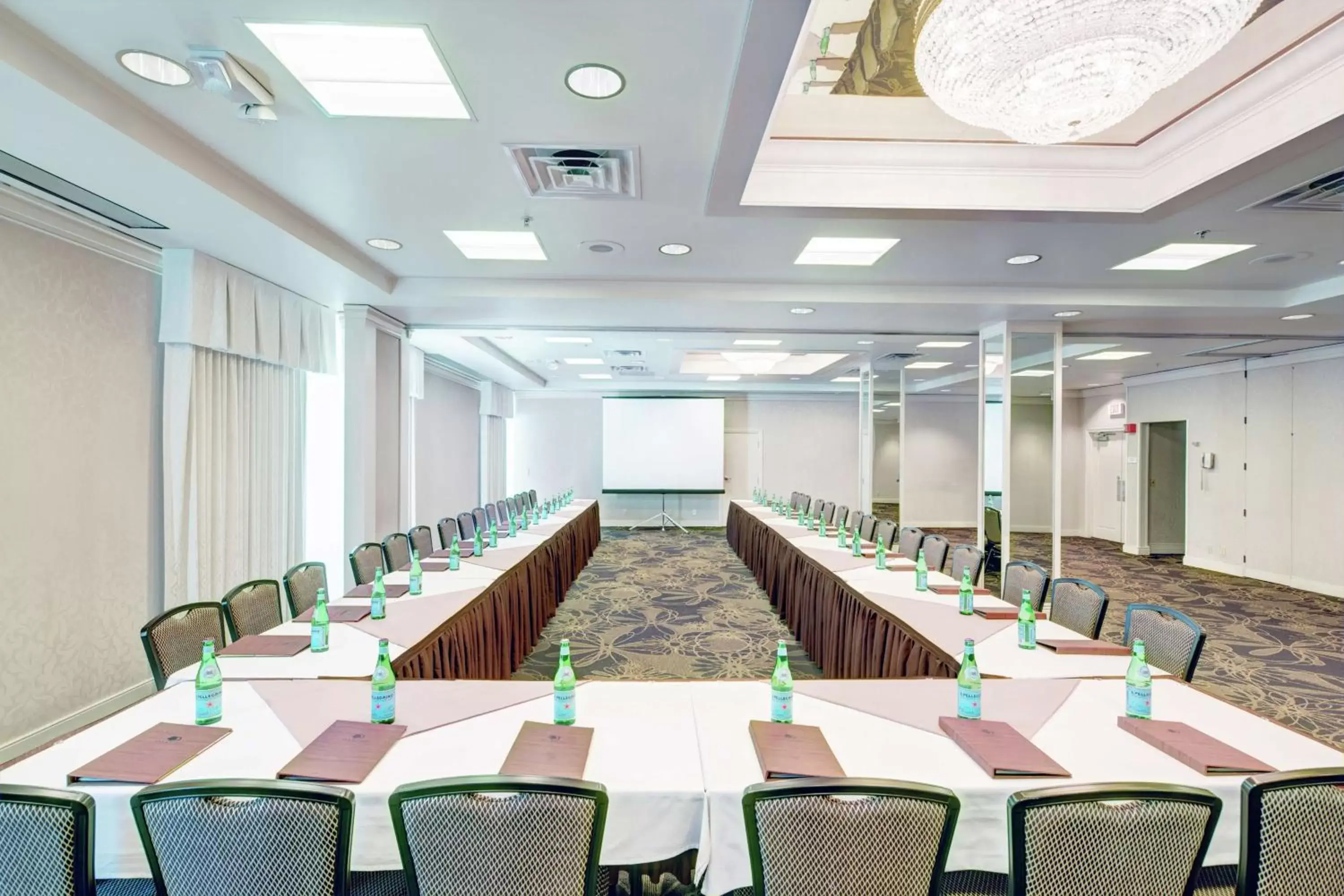Meeting/conference room in DoubleTree by Hilton Milwaukee Downtown