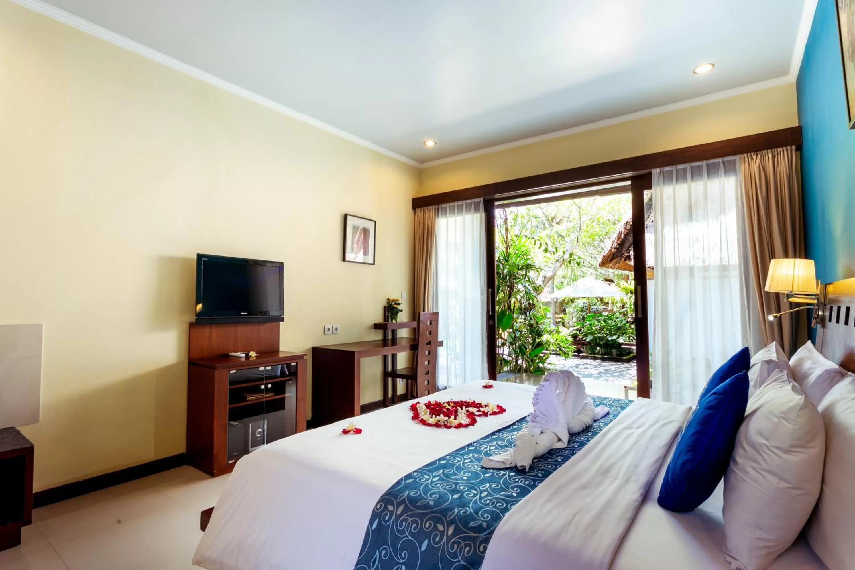 TV and multimedia, Bed in Lumbung Sari Ubud Hotel - CHSE Certified