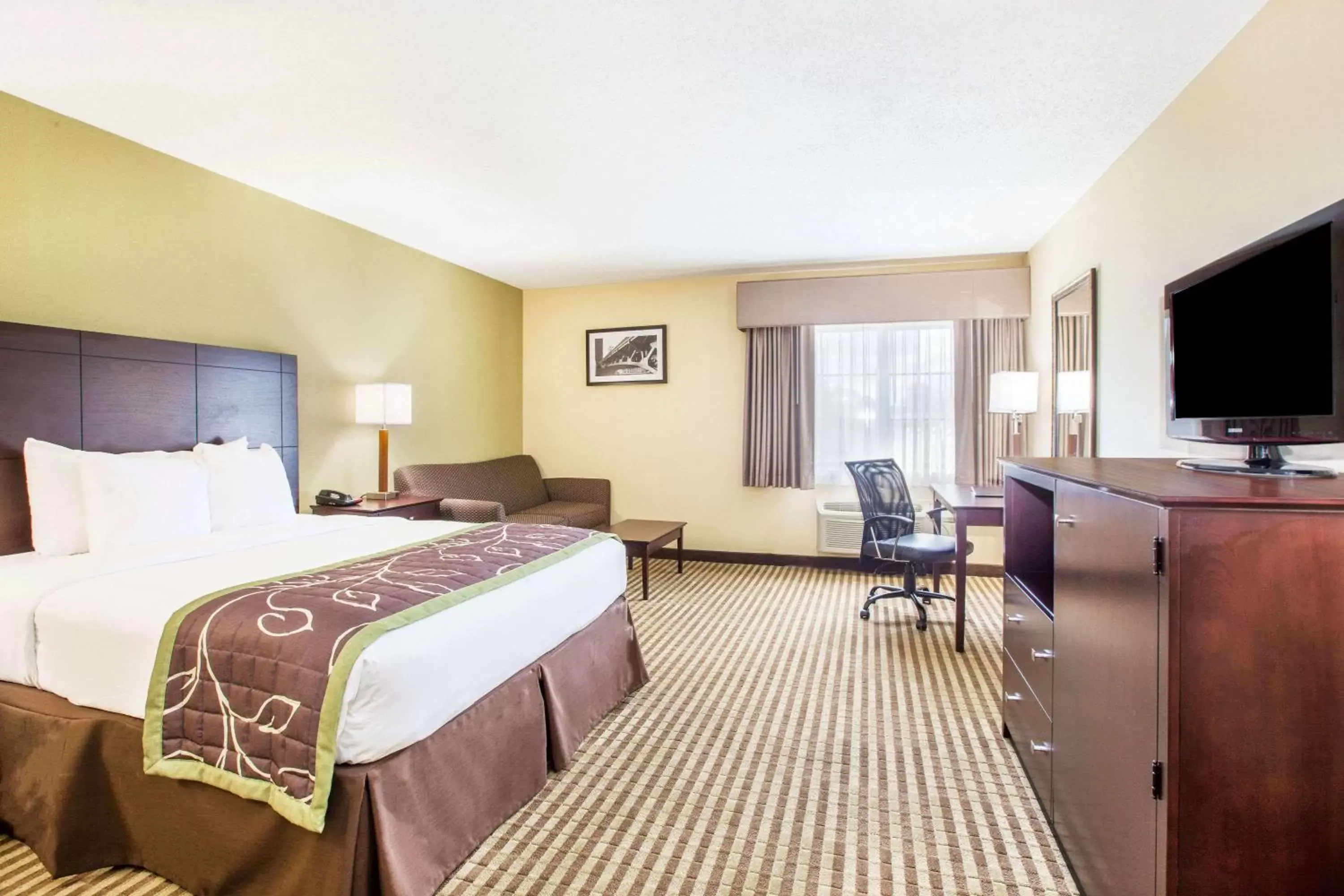 Photo of the whole room, Bed in Days Inn by Wyndham Brewerton/ Syracuse near Oneida Lake Photo of the whole room, Bed in Days Inn by Wyndham Brewerton/ Syracuse near Oneida Lake