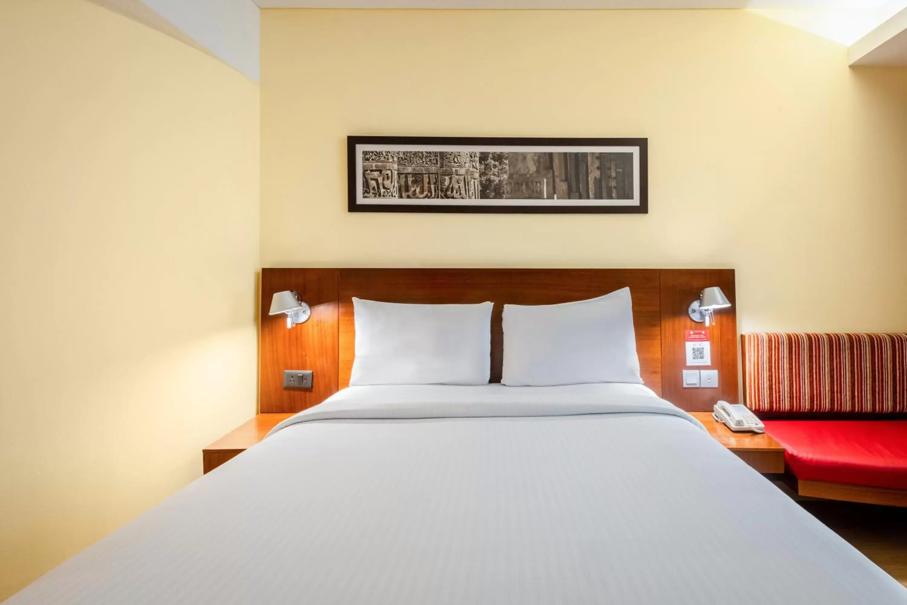 Bed in ibis New Delhi Aerocity - An AccorHotels Brand