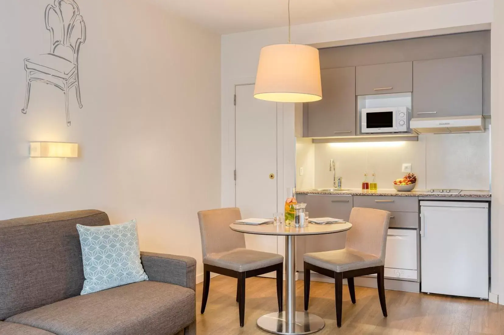 Kitchen or kitchenette, Dining Area in Citadines Toison d'Or Brussels