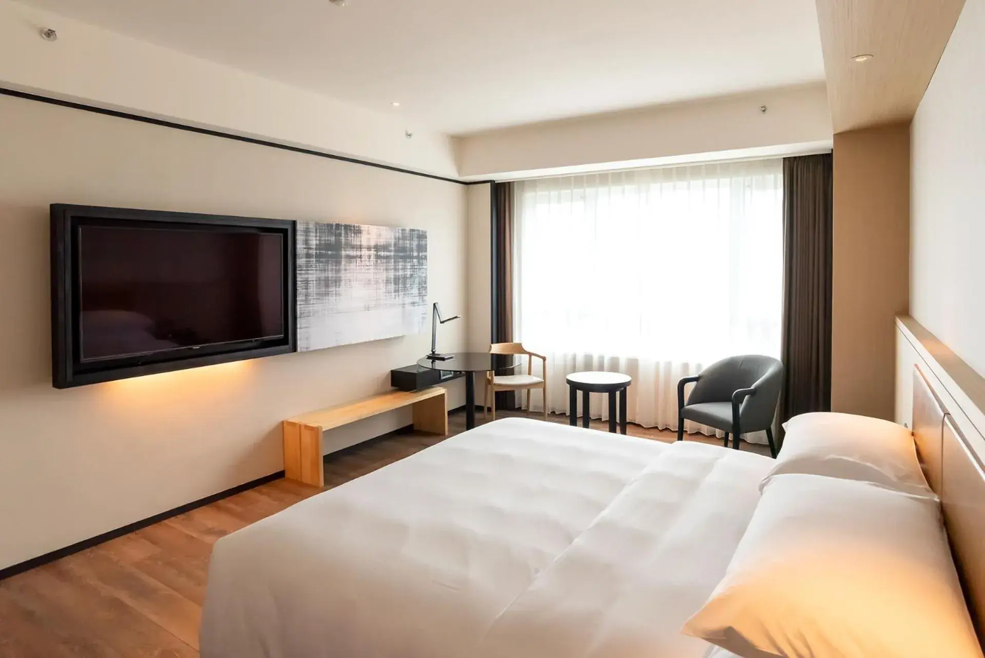 Bed, TV/Entertainment Center in Sheraton Taoyuan Hotel