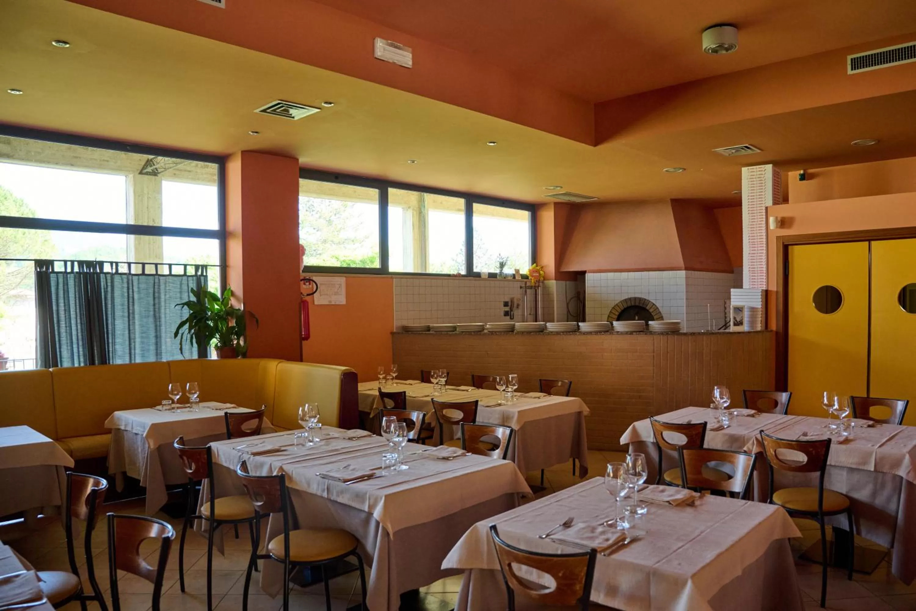 Restaurant/places to eat in Albergo Shine