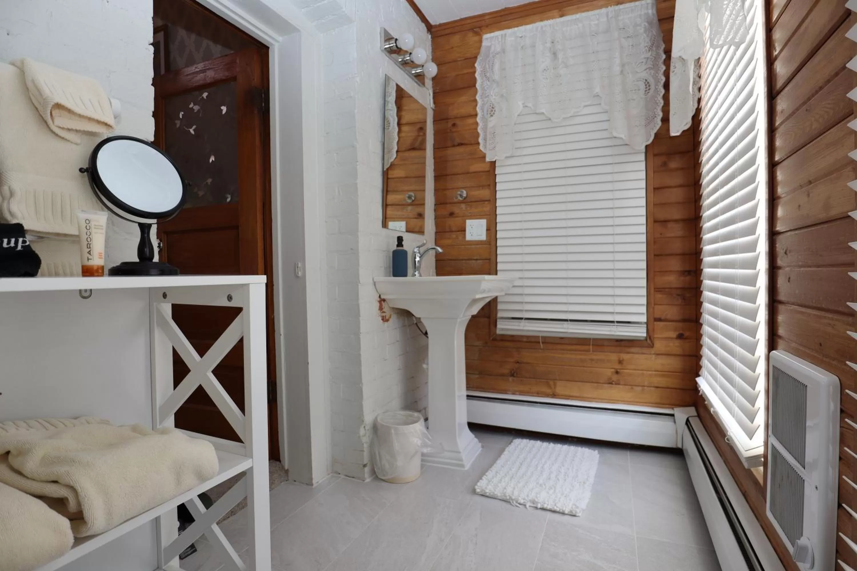 Bathroom in Cloran Mansion Bed & Breakfast