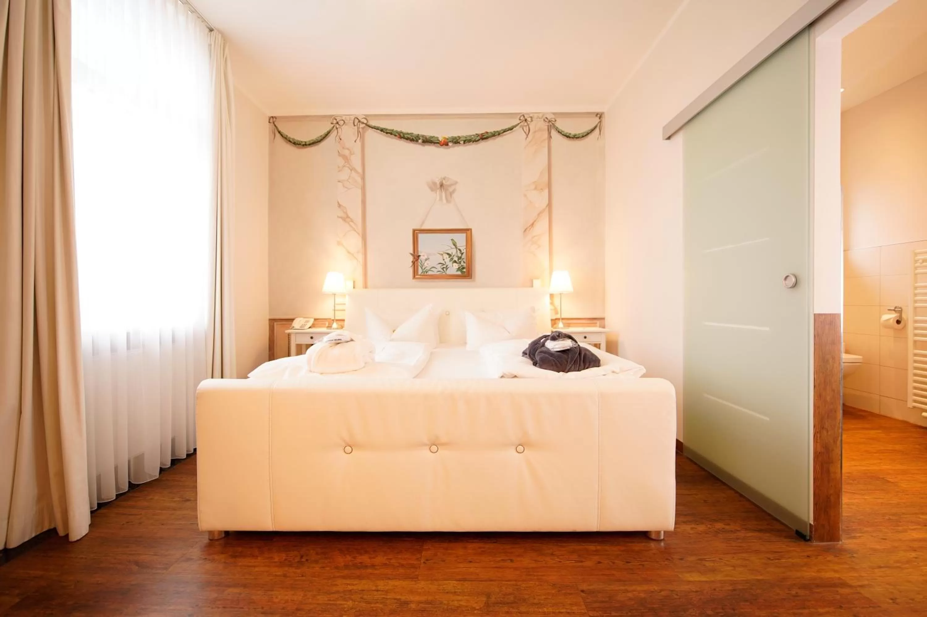 Bed in Hotel Holsteiner Hof - Timmendorfer Strand