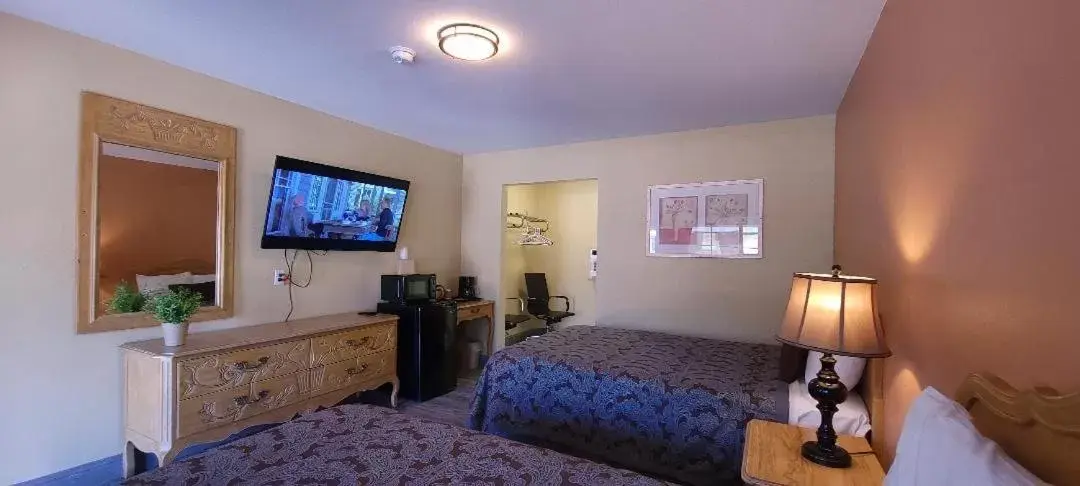 Photo of the whole room, TV/Entertainment Center in Lakeview Inn