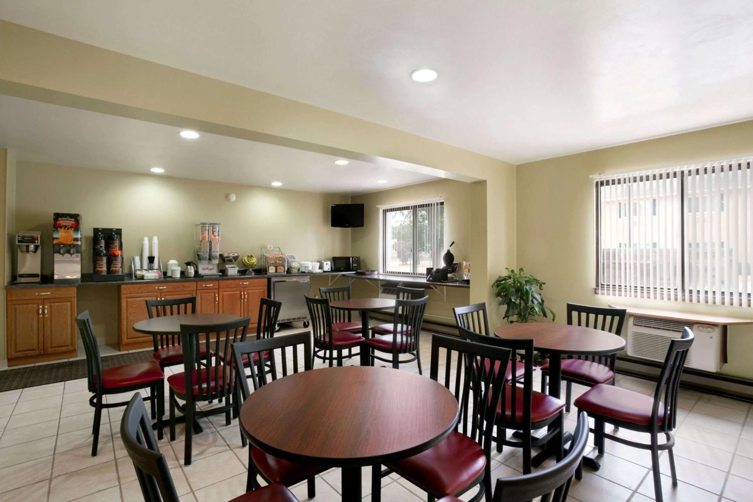 Dining area in Super 8 by Wyndham Eau Claire WI