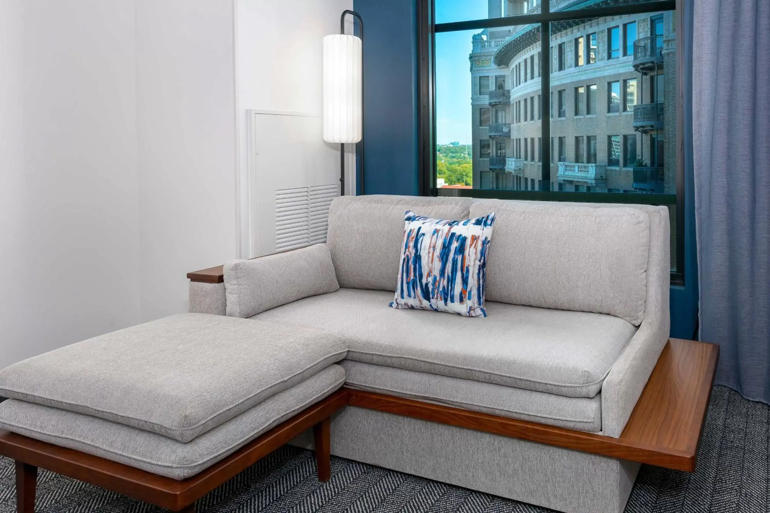 Photo of the whole room, Seating Area in Courtyard by Marriott Atlanta Midtown