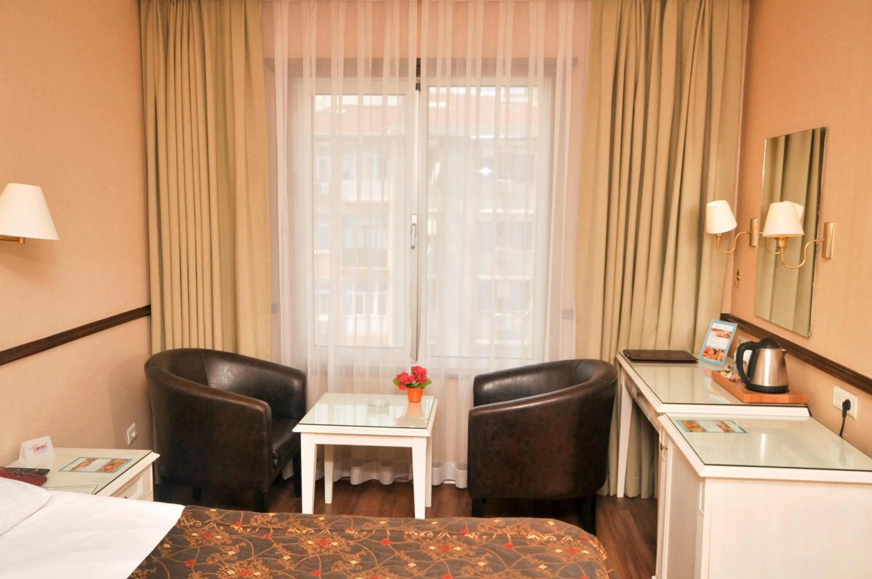 Seating area in Topkapi Inter Istanbul Hotel