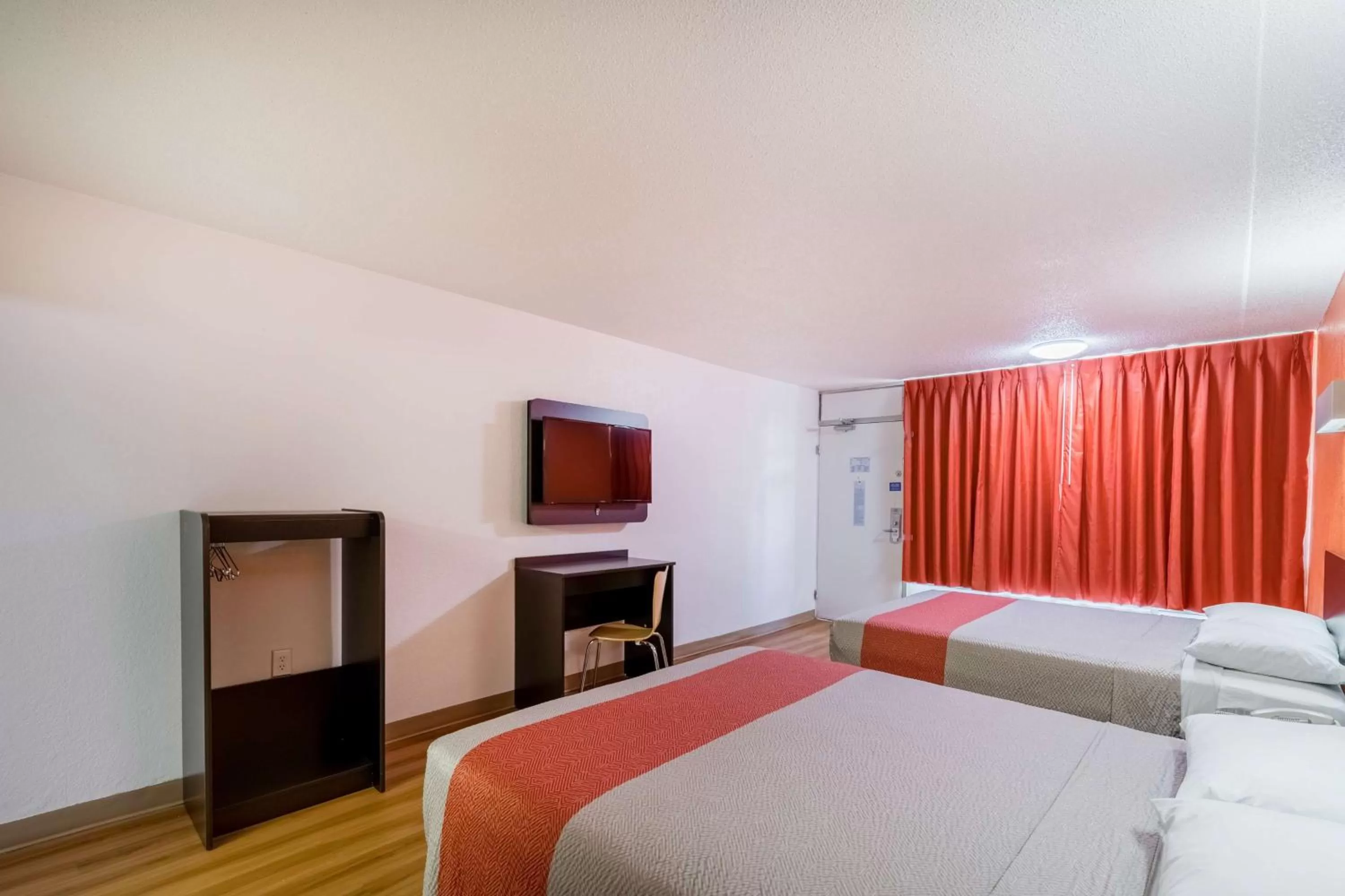 TV and multimedia, Bed in Motel 6-Oklahoma City, OK - Bricktown