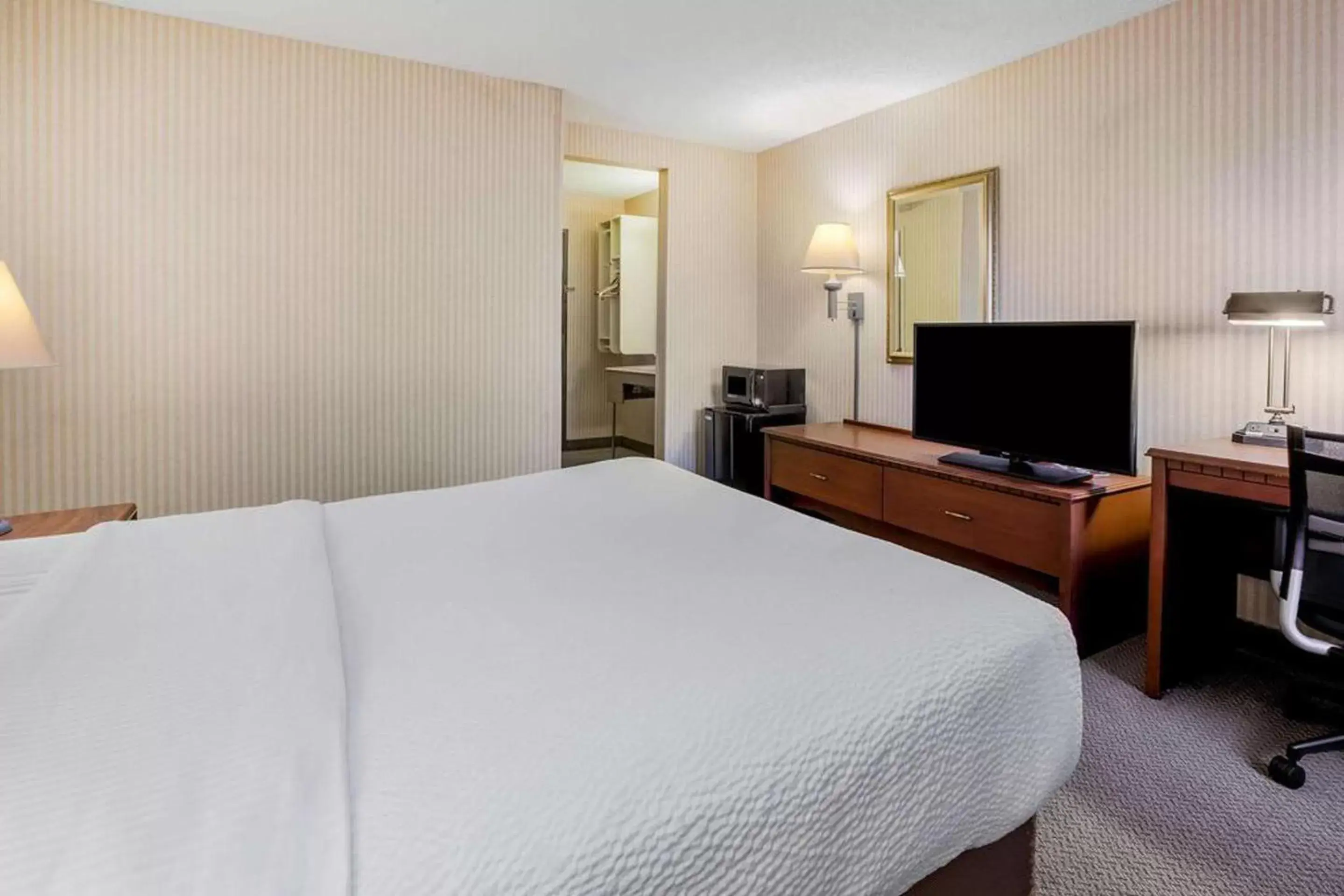 Bedroom, Bed in La Quinta Inn by Wyndham Detroit Southgate