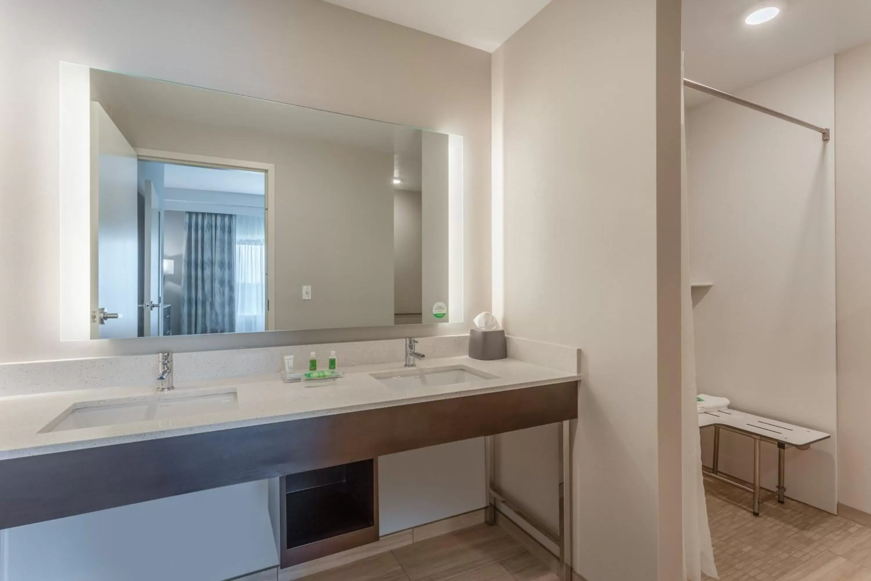 Photo of the whole room, Bathroom in Holiday Inn & Suites - Jefferson City, an IHG Hotel