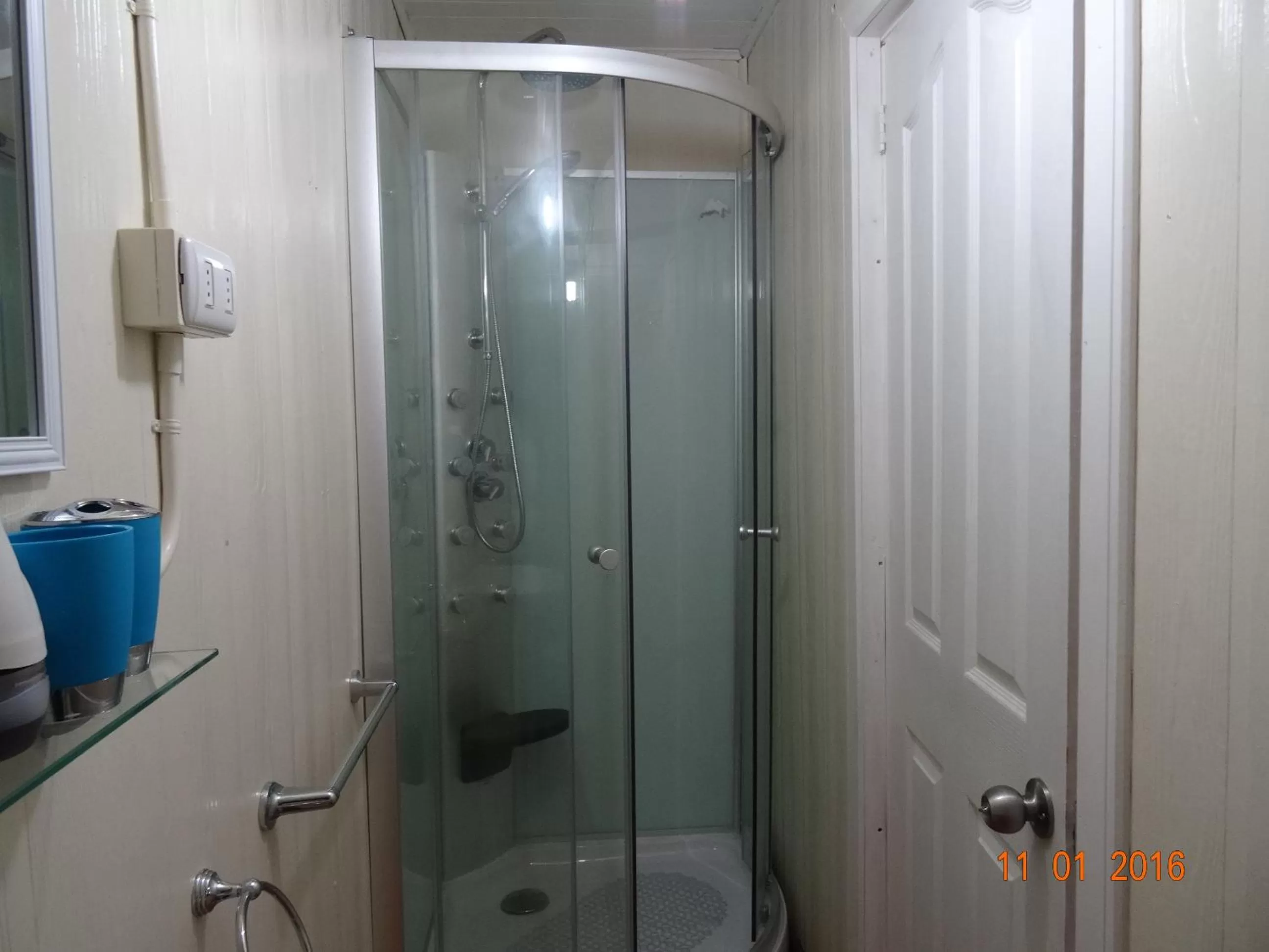 Shower in Hostal Triwe