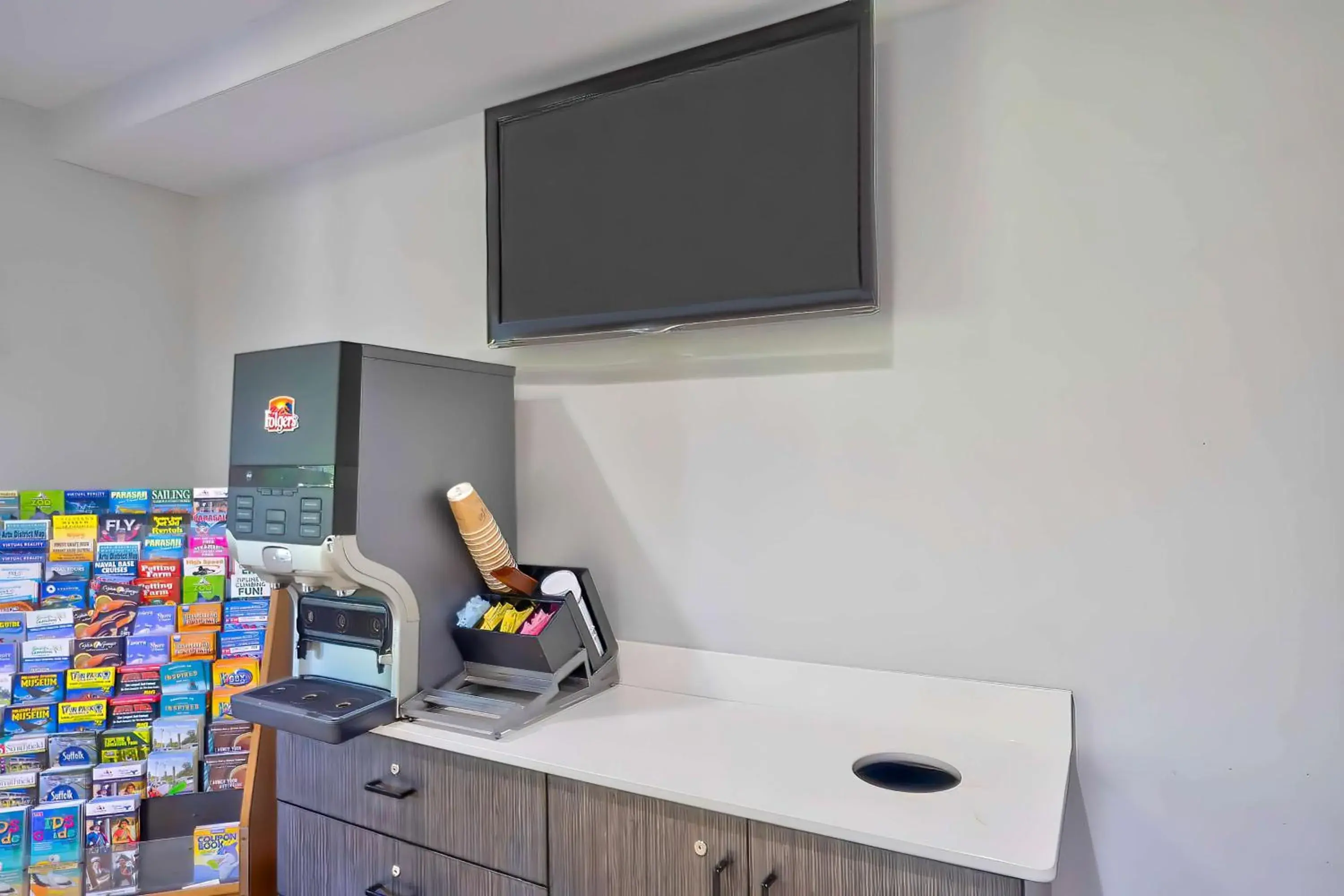 Coffee/tea facilities, TV/Entertainment Center in Motel 6 Virginia Beach