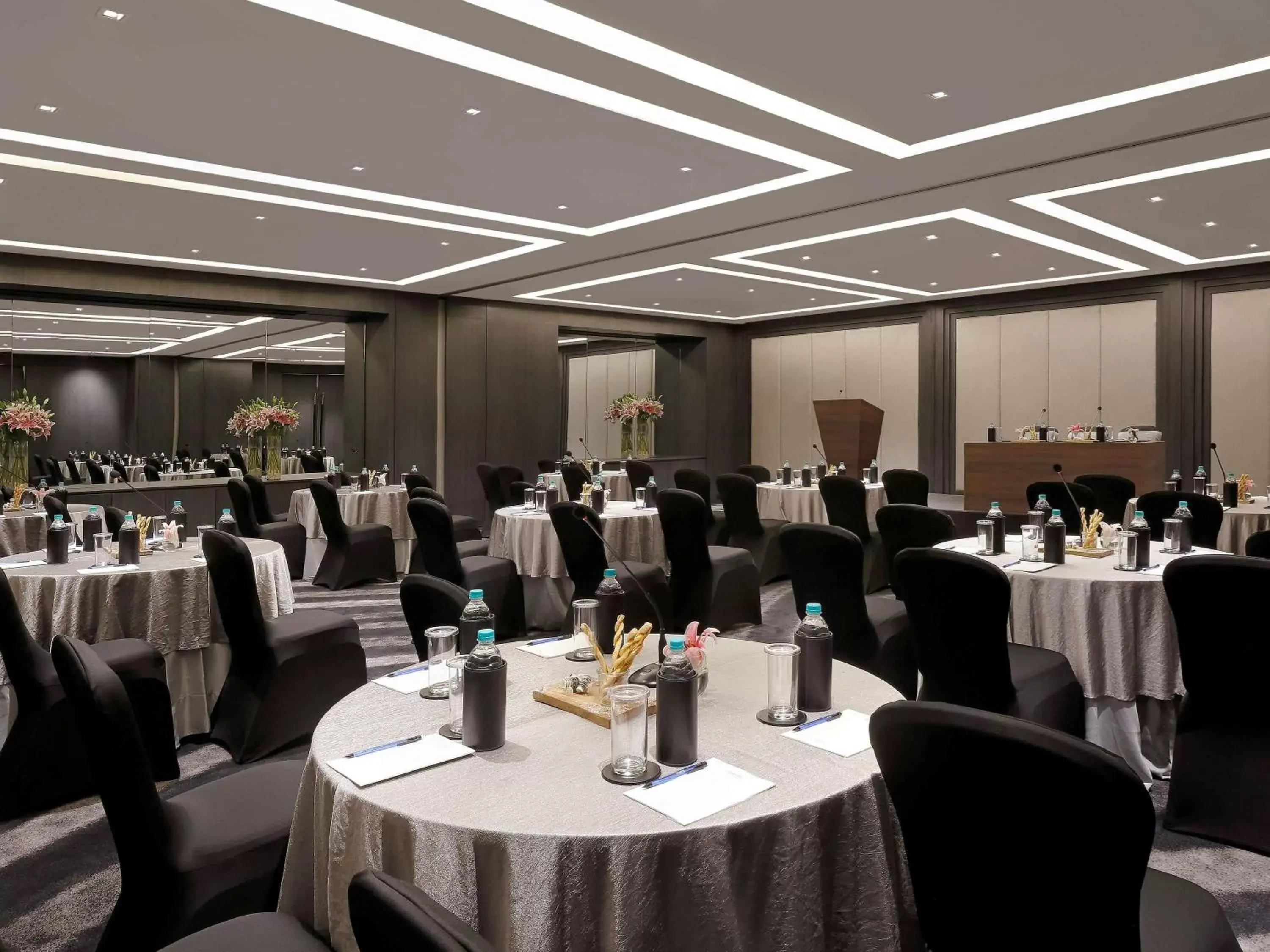 On site, Restaurant/Places to Eat in Novotel Chennai Chamiers Road