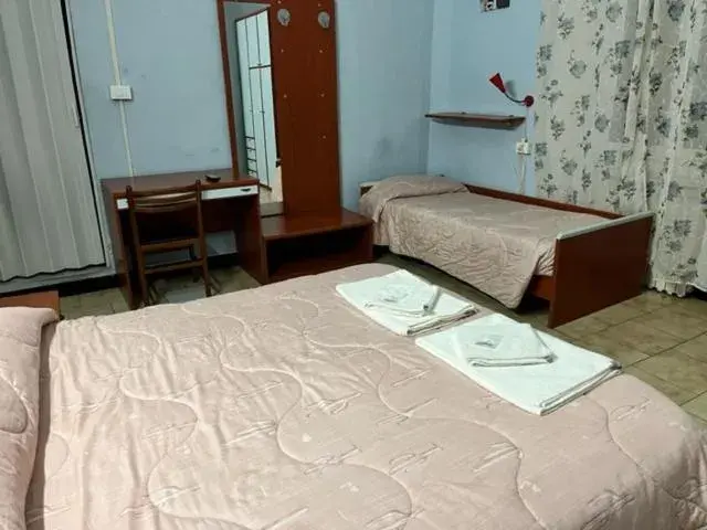 Bed in Albergo Fiorita