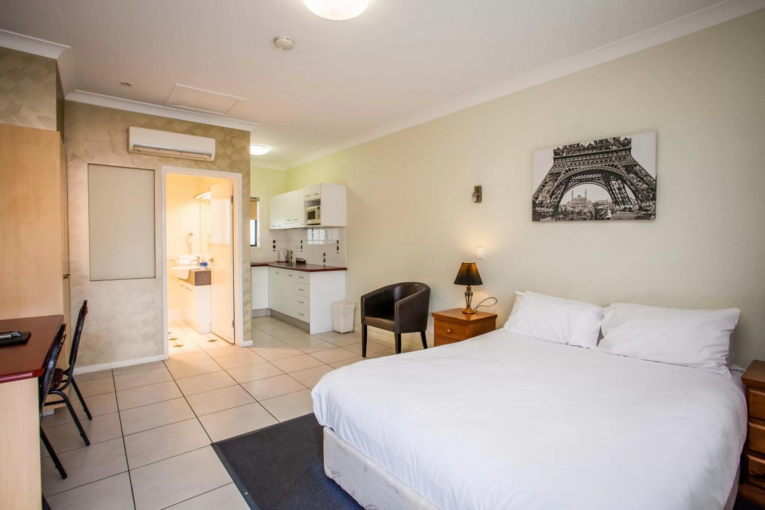 Coffee/tea facilities, Bed in Darra Motel & Conference Centre