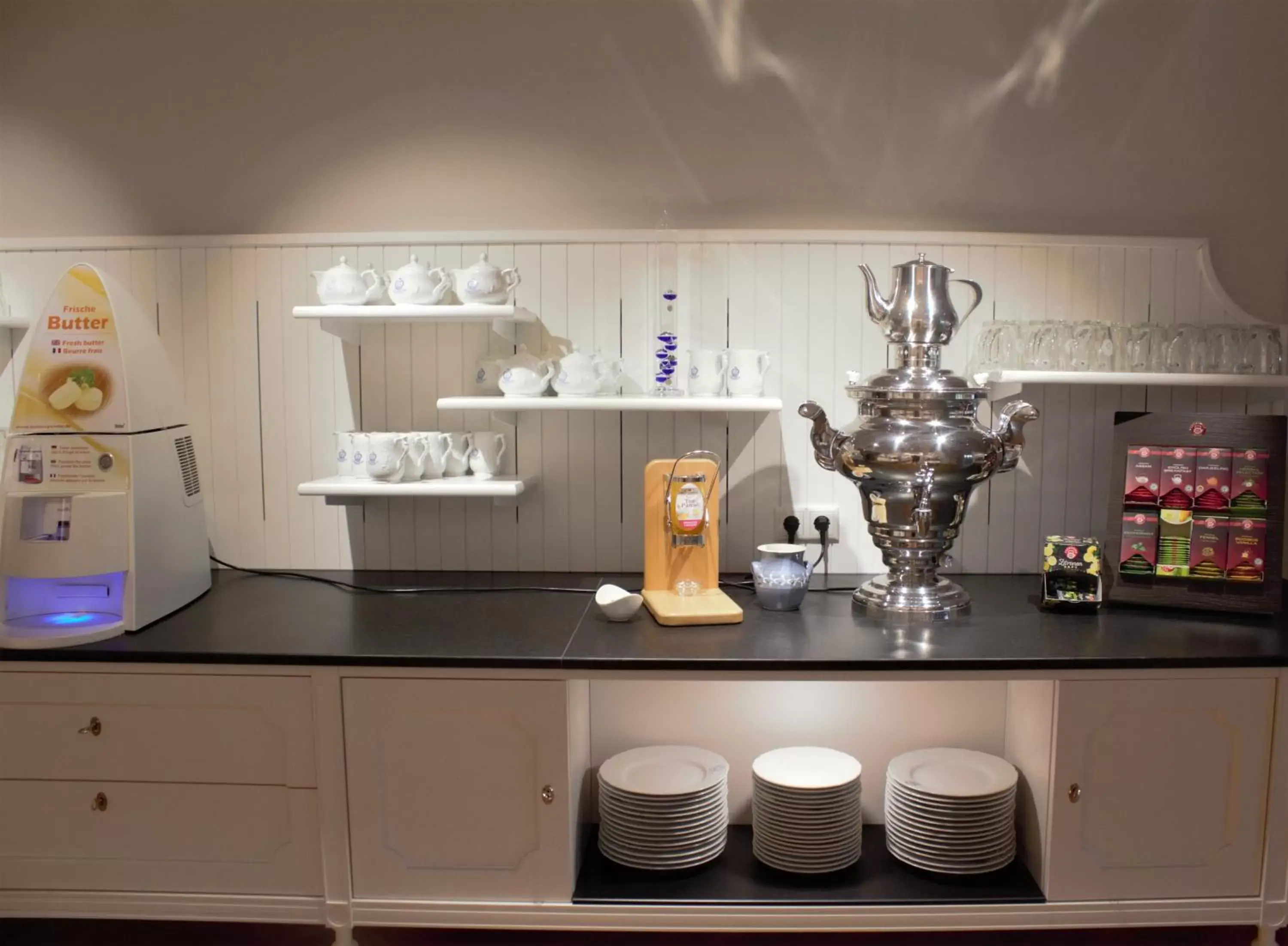 Coffee/tea facilities, Kitchen/Kitchenette in Historik Hotel Goldener Hirsch Rothenburg