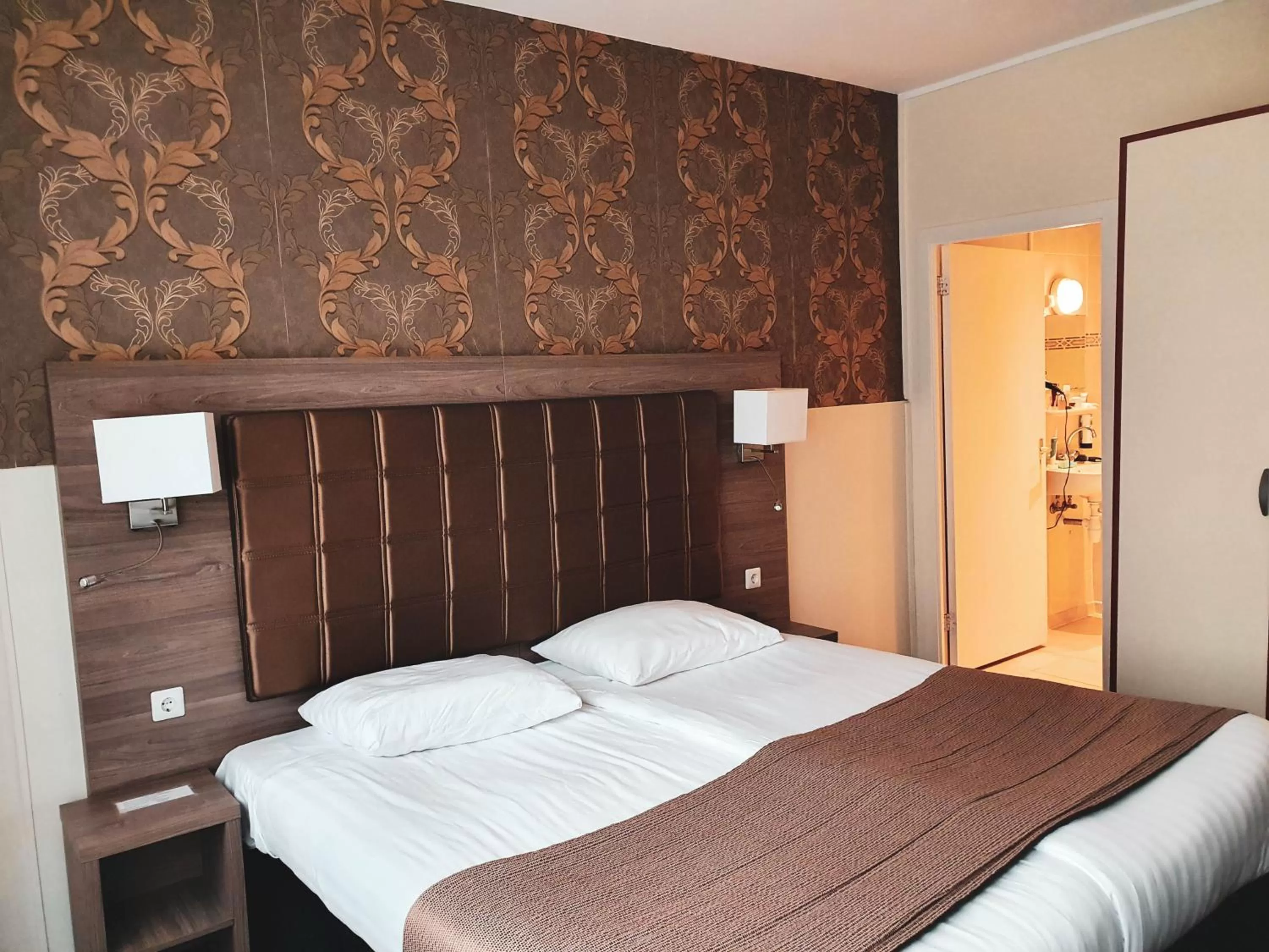 Classic Double or Twin Room including Breakfast in Aadam Wilhelmina Hotel