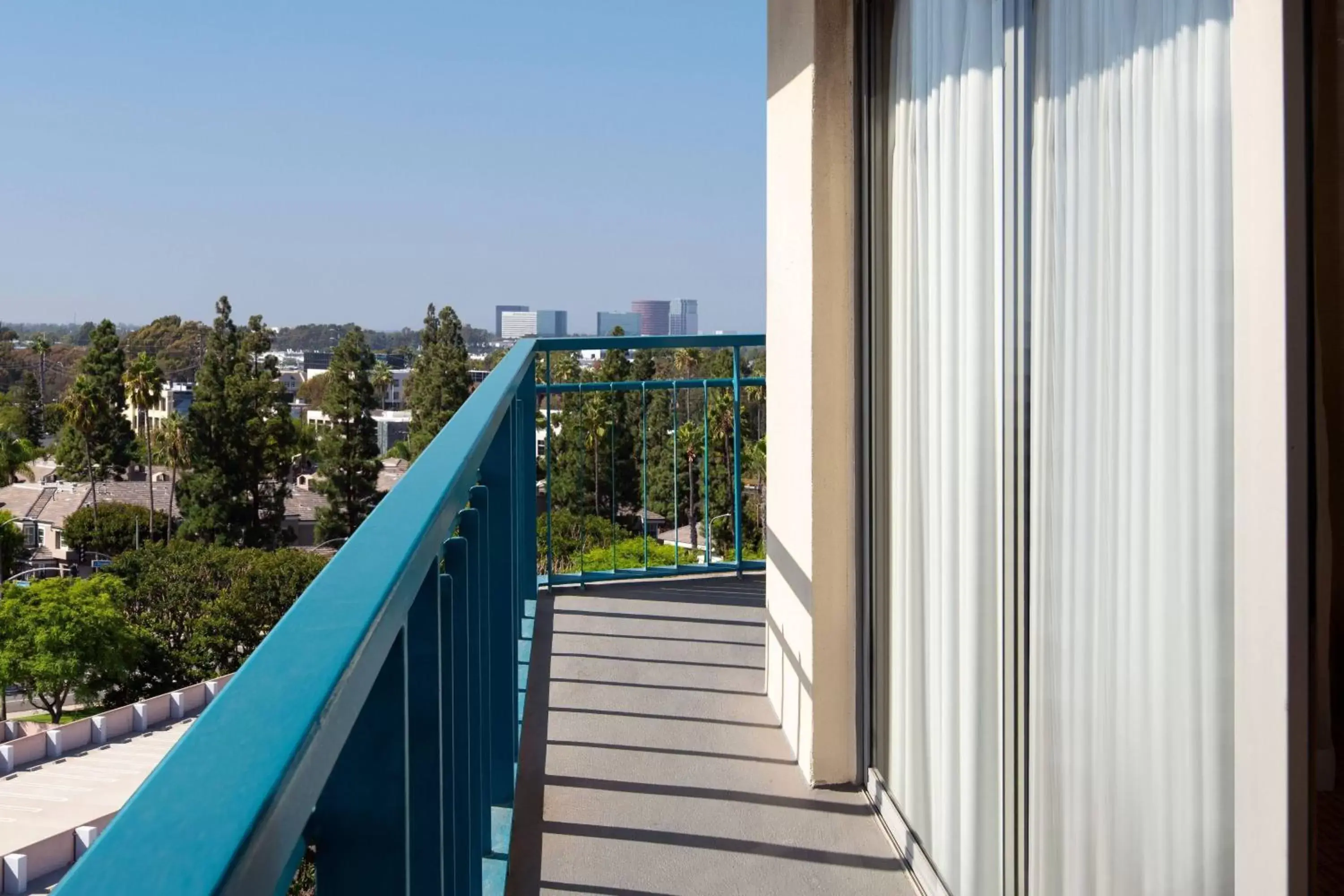 Photo of the whole room, Balcony/Terrace in Newport Beach Marriott Bayview