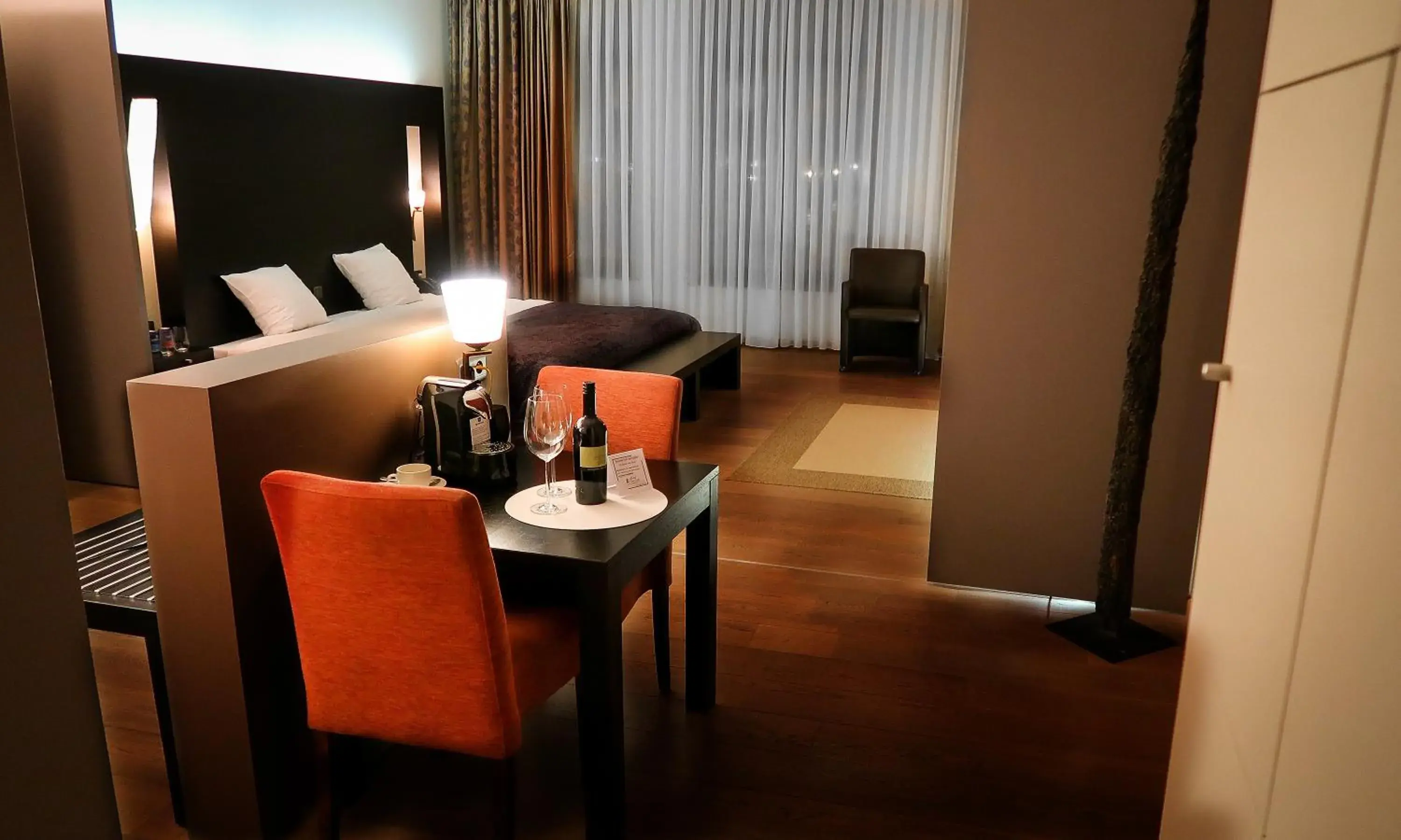 Bedroom, Seating Area in Hotel Van Eyck