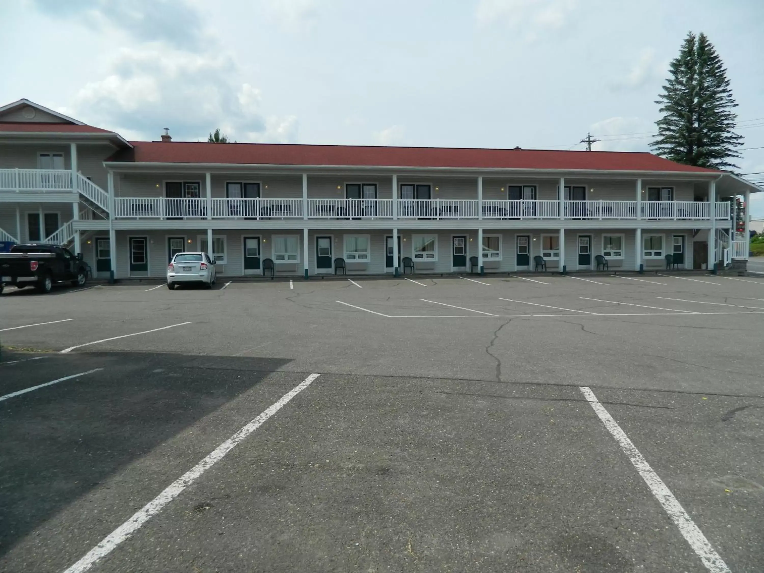 Property Building in Hilltop Motel & Restaurant