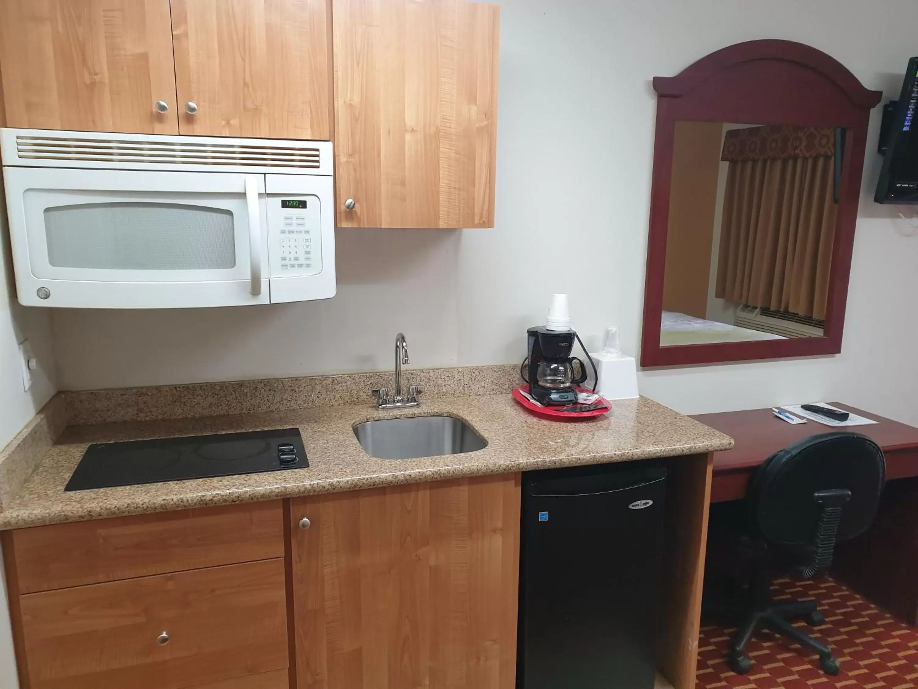 Kitchen/Kitchenette in Split Mountain Motel