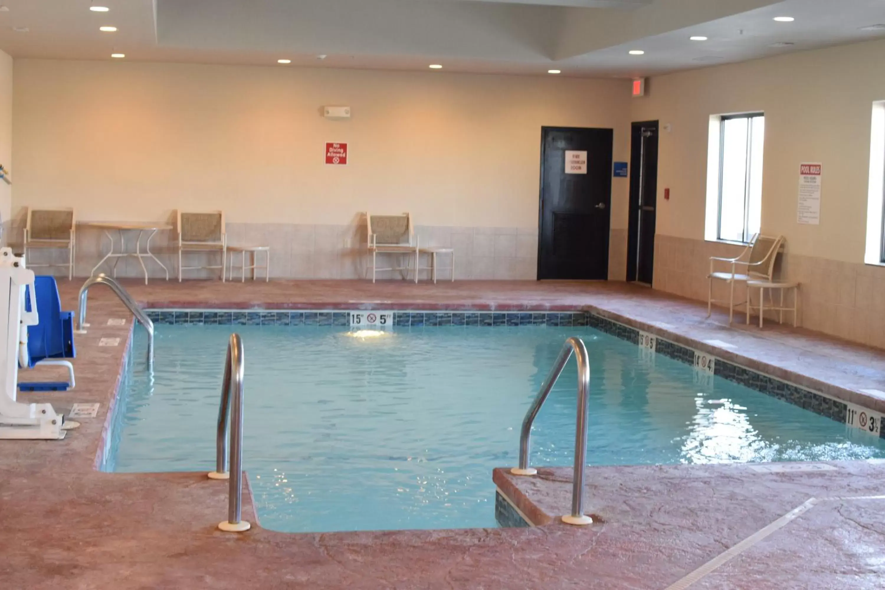 Swimming Pool in Holiday Inn Express Pratt, an IHG Hotel