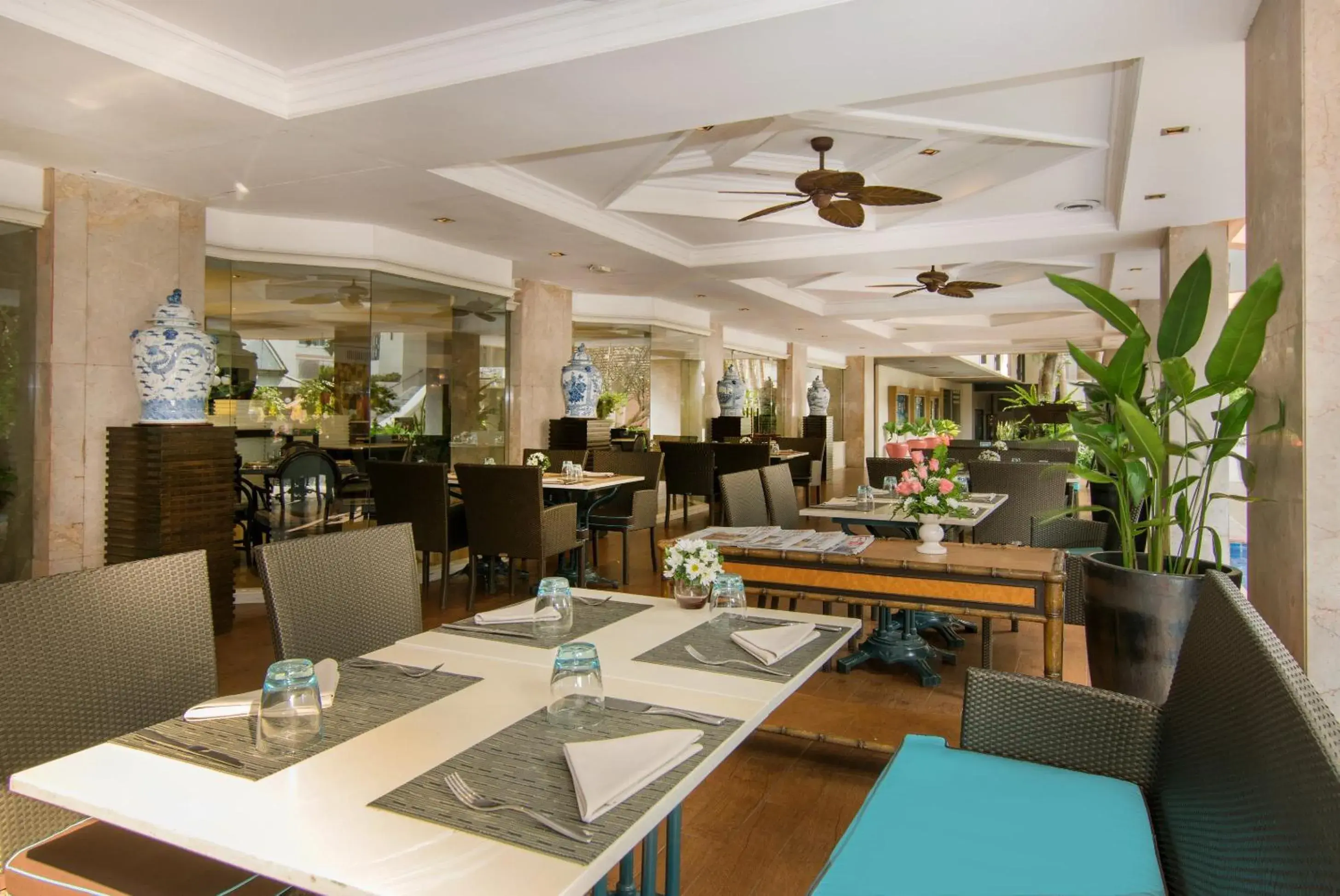 Restaurant/Places to Eat in The Bayview Hotel Pattaya