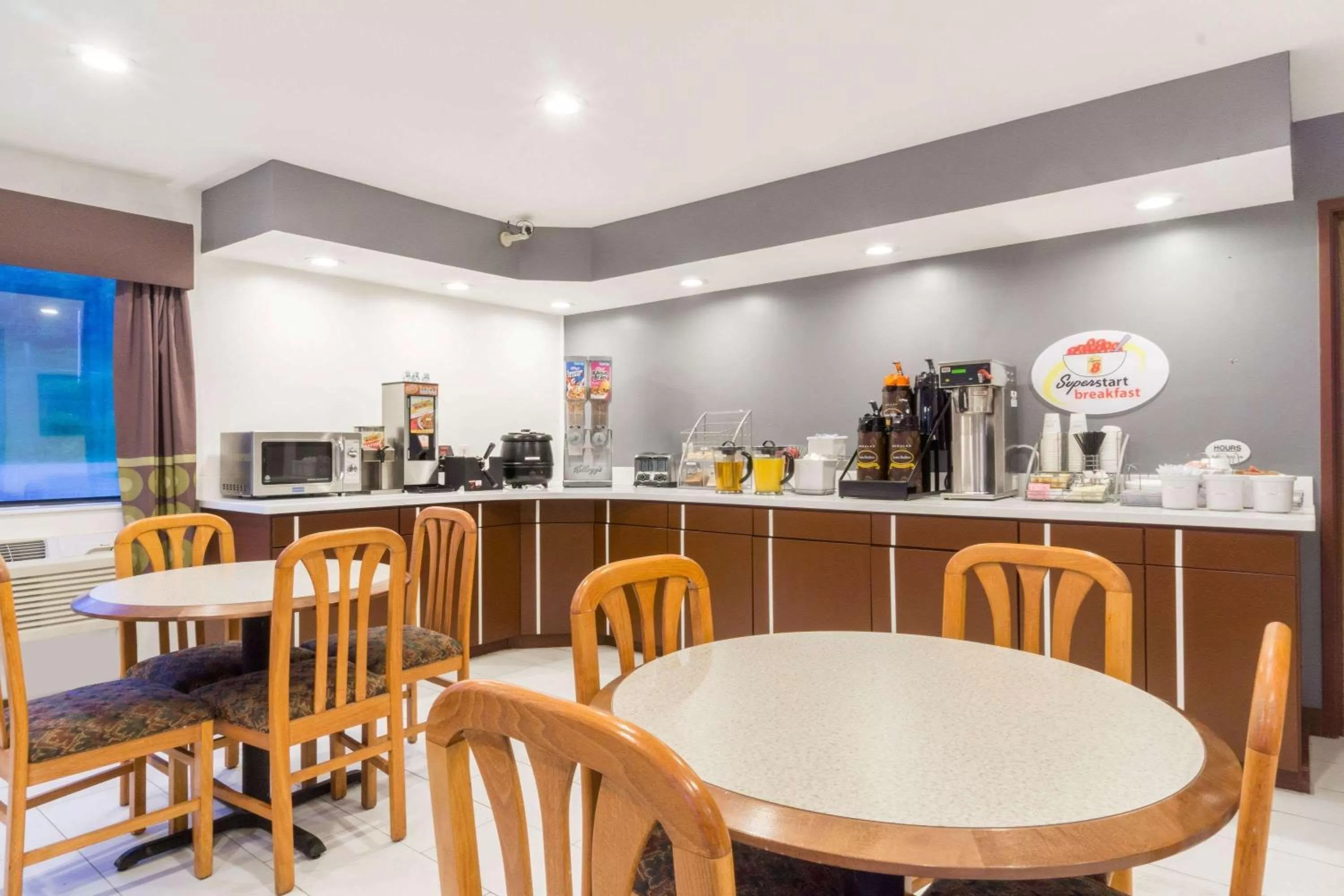 Restaurant/places to eat in Super 8 by Wyndham Zanesville