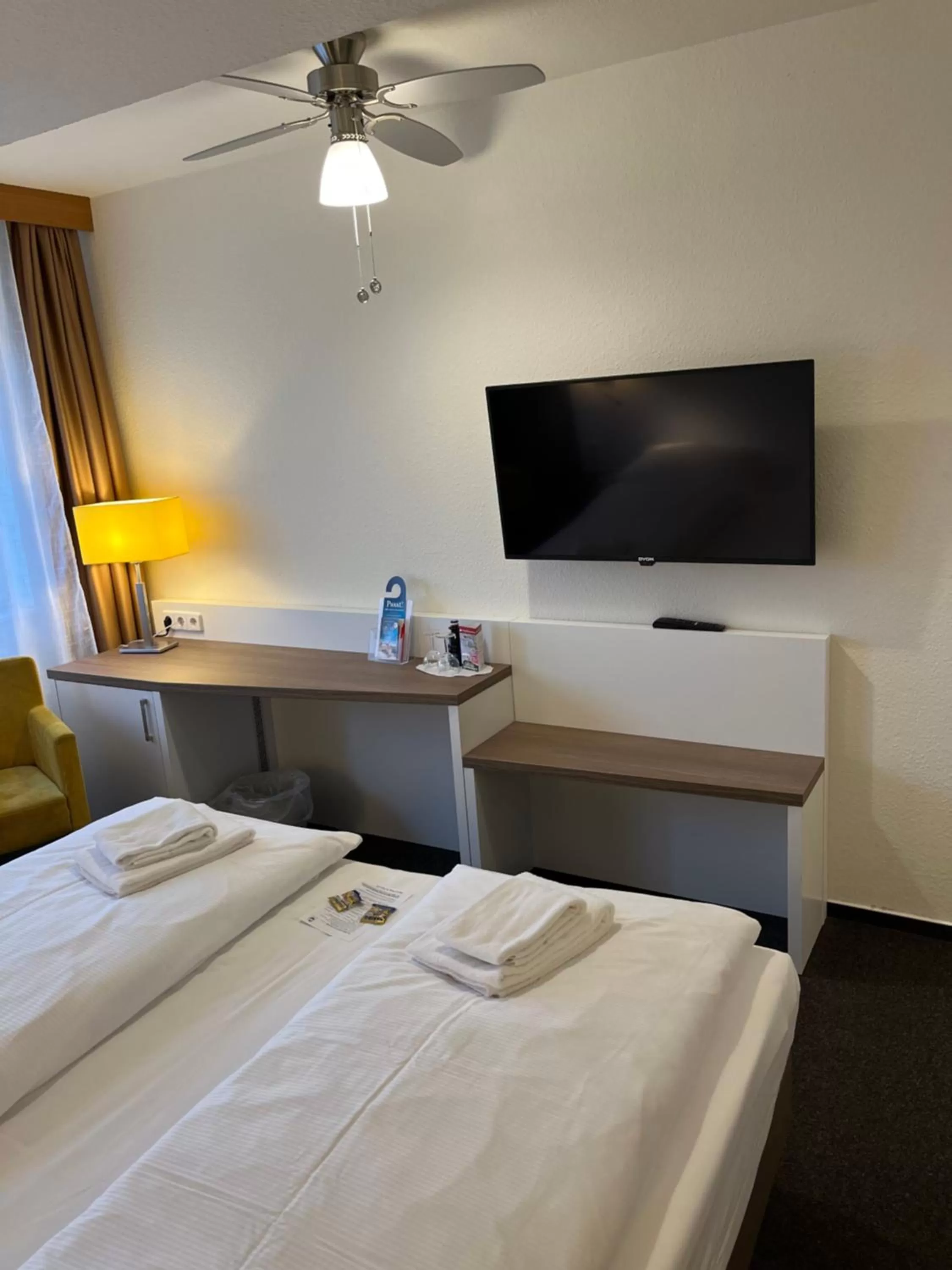 Photo of the whole room, Bed in astral'Inn Leipzig Hotel & Restaurant