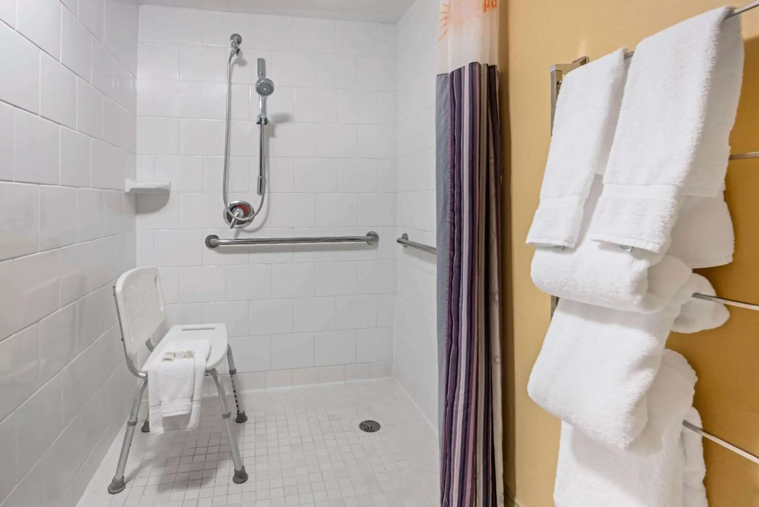 Shower, Bathroom in La Quinta by Wyndham West Palm Beach Airport