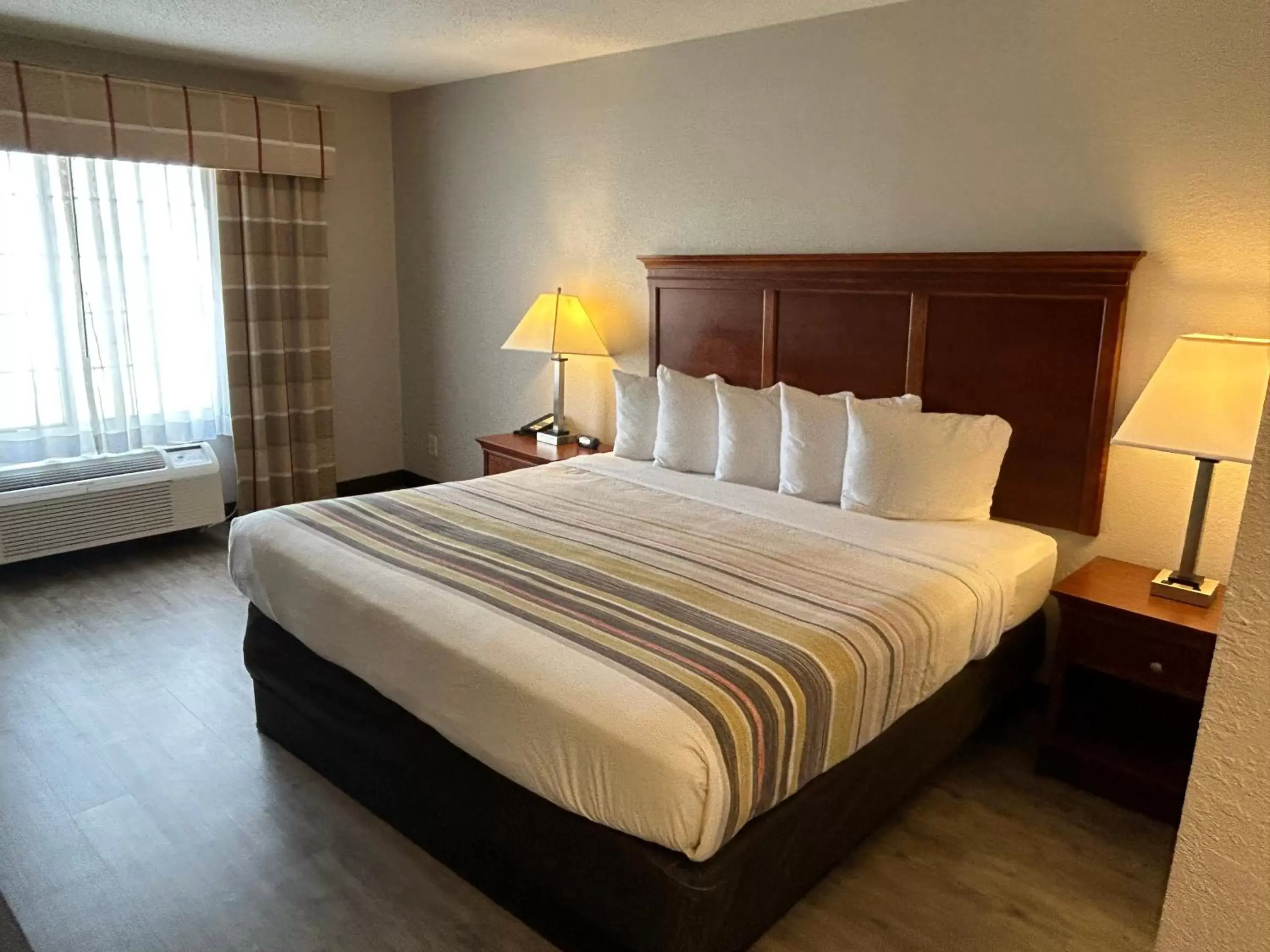 Photo of the whole room, Bed in Country Inn & Suites by Radisson, Grand Rapids Airport, MI