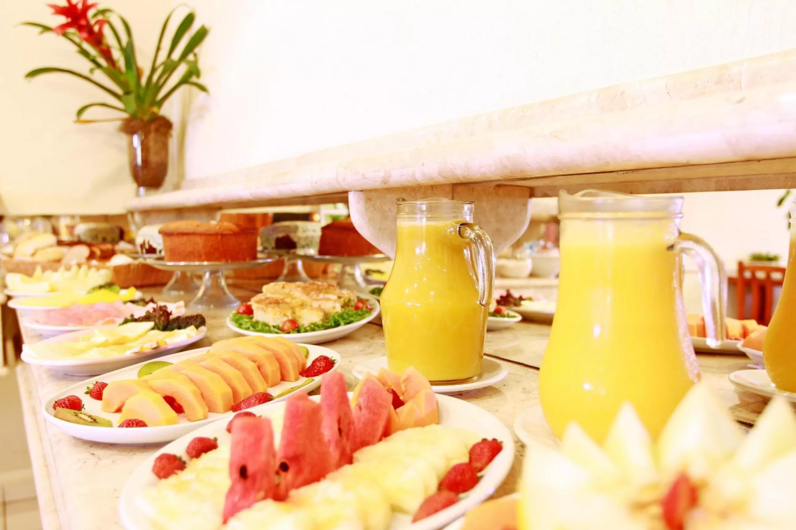 Buffet breakfast in Travel Inn Saint Charles