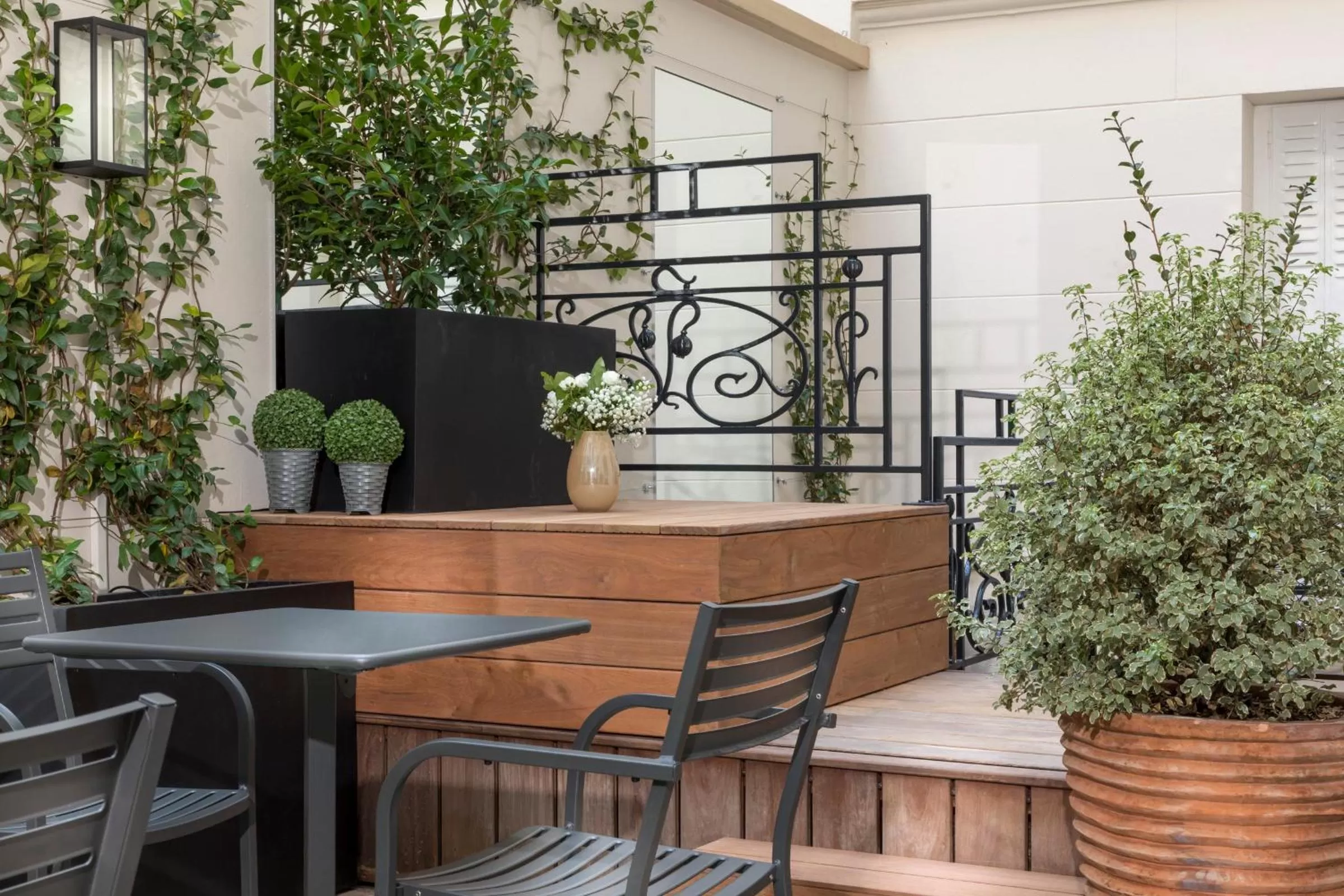 Patio in Elysées Ceramic