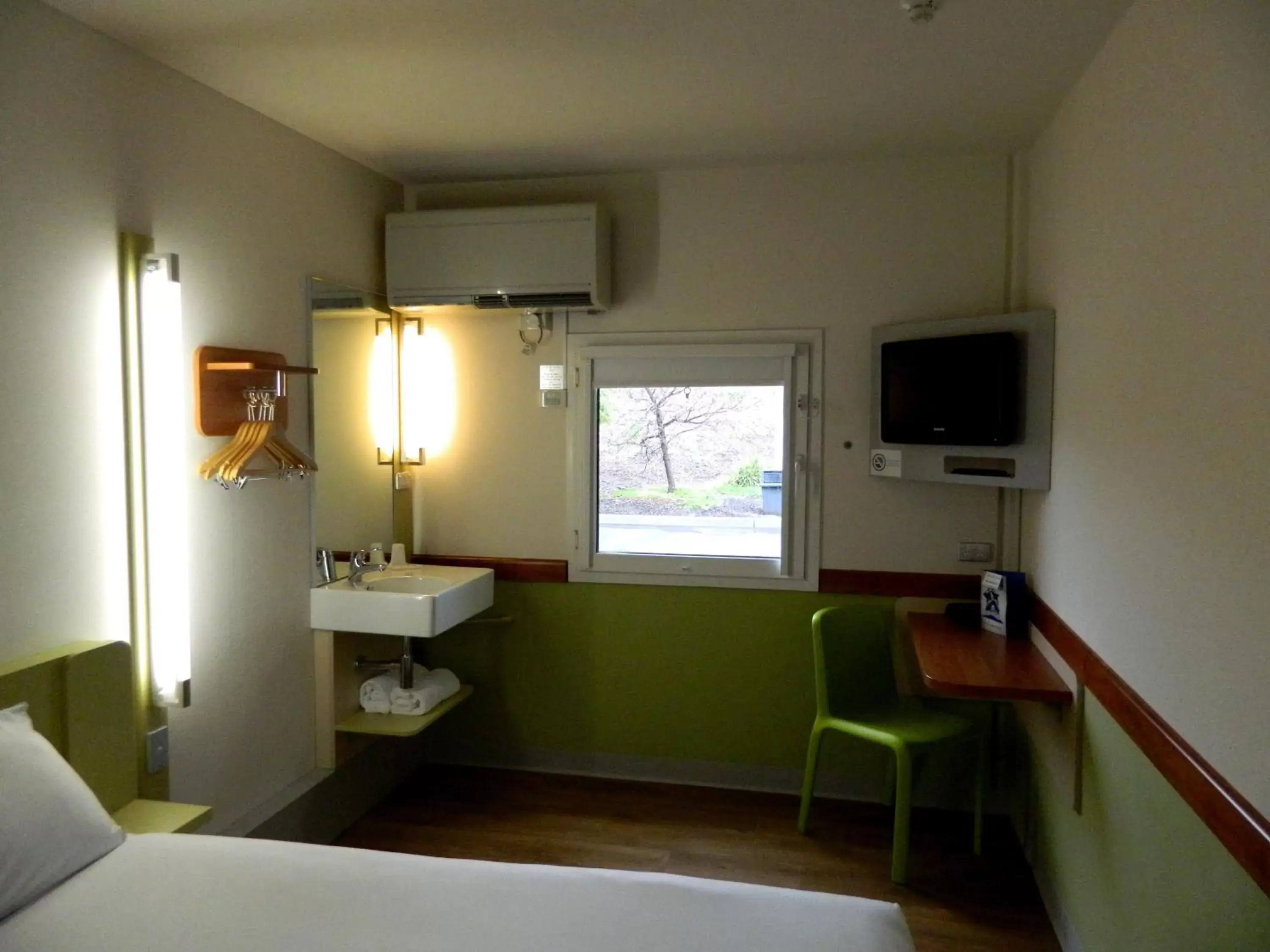 Bed, TV/Entertainment Center in ibis Budget - Melbourne Airport