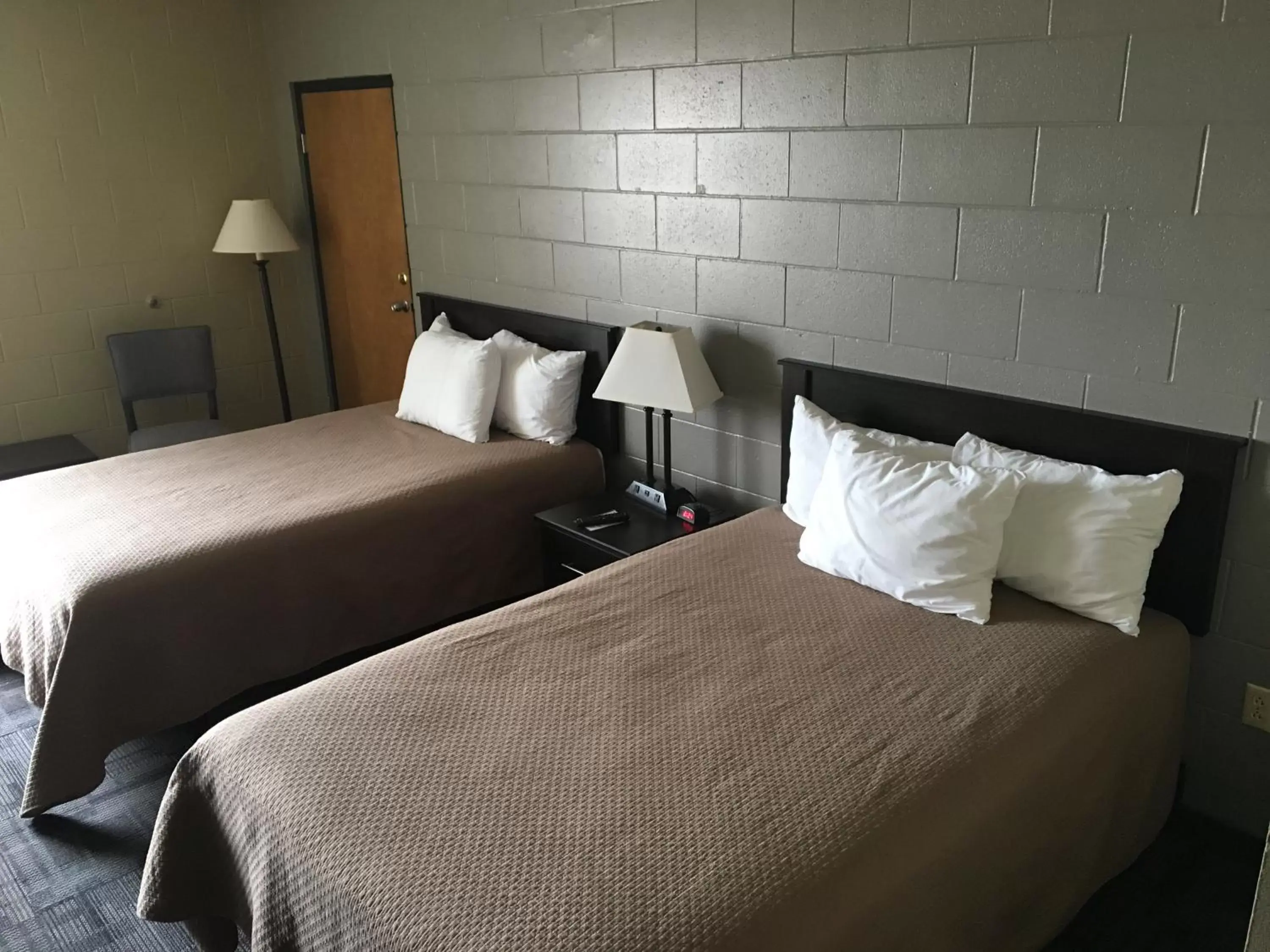 Bedroom, Bed in Sunlac Inn Lakota